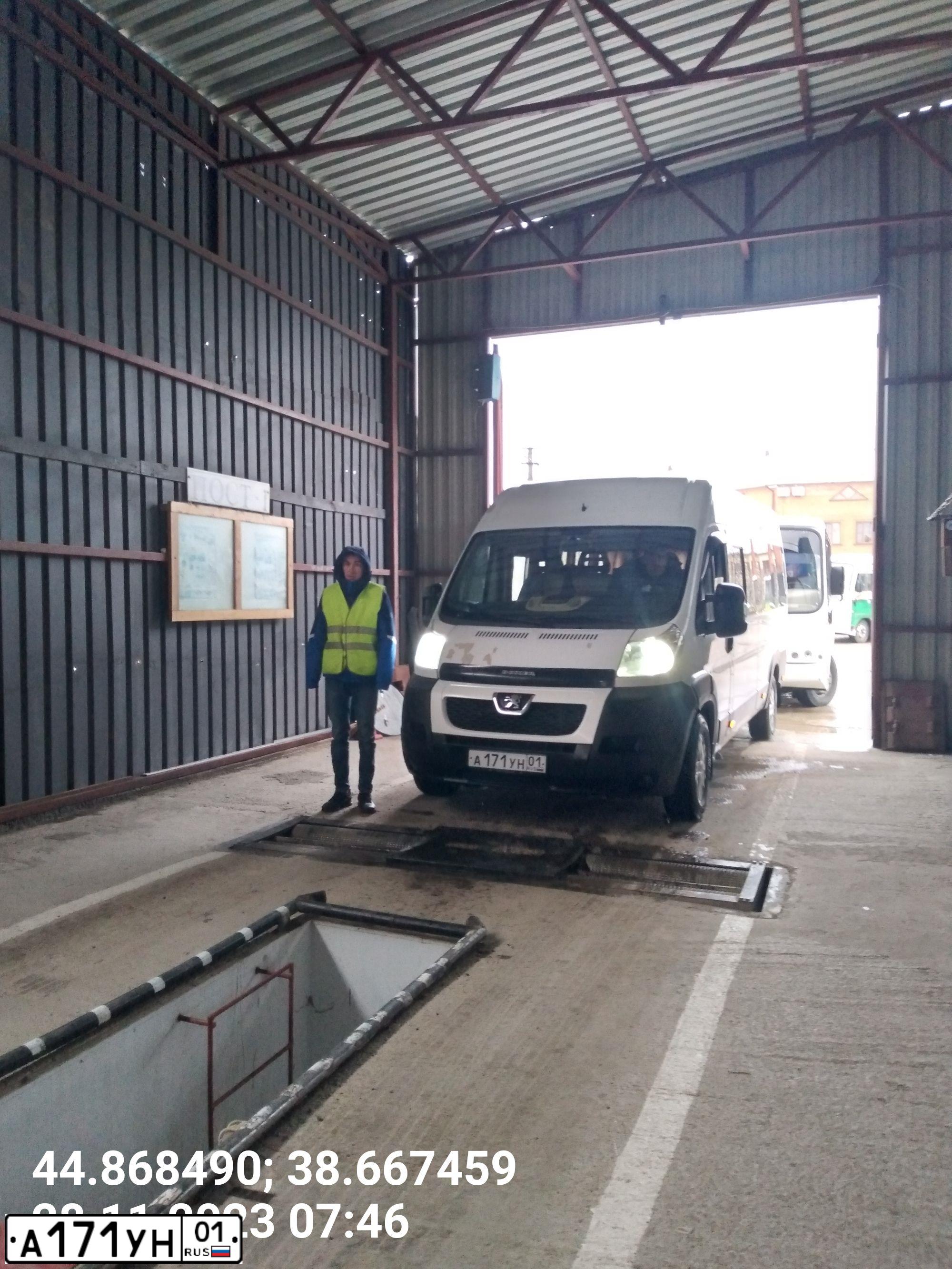 Фото автомобиля PEUGEOT BOXER, 2011 — госномер А171УН01. Цвет: Белый