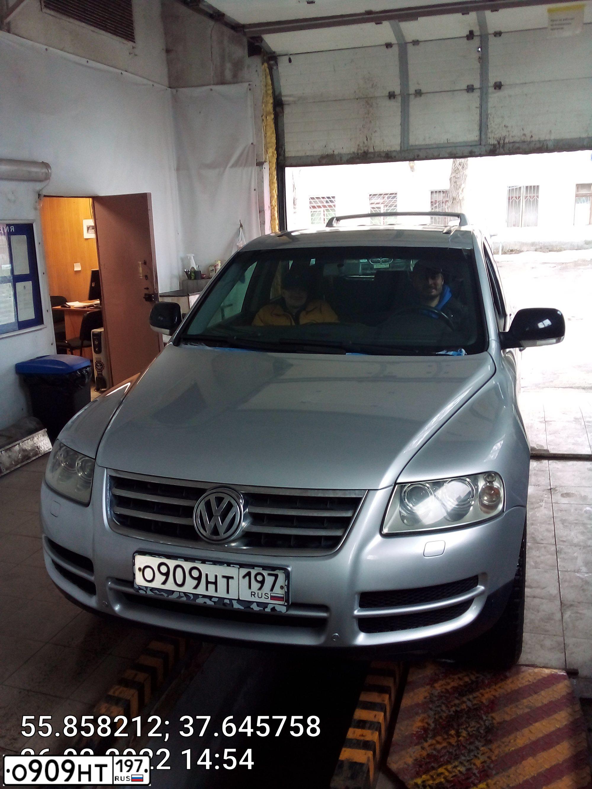 Фото автомобиля VOLKSWAGEN TOUAREG, 2004 — госномер С034НЕ40. Цвет: Серый
