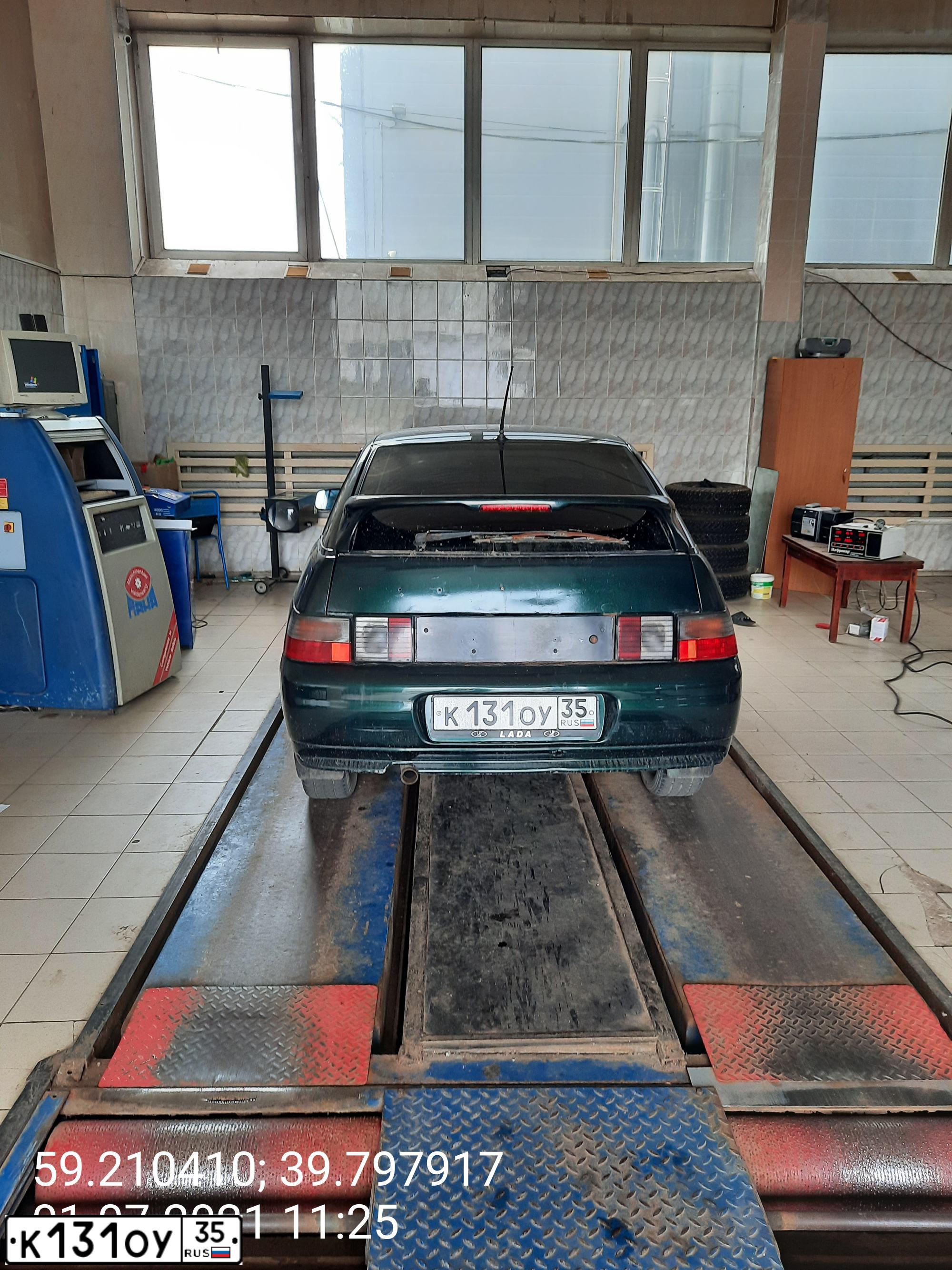 Фото автомобиля LADA 2112 LADA, 2003 — госномер К131ОУ35. Цвет: Темно-зеленый