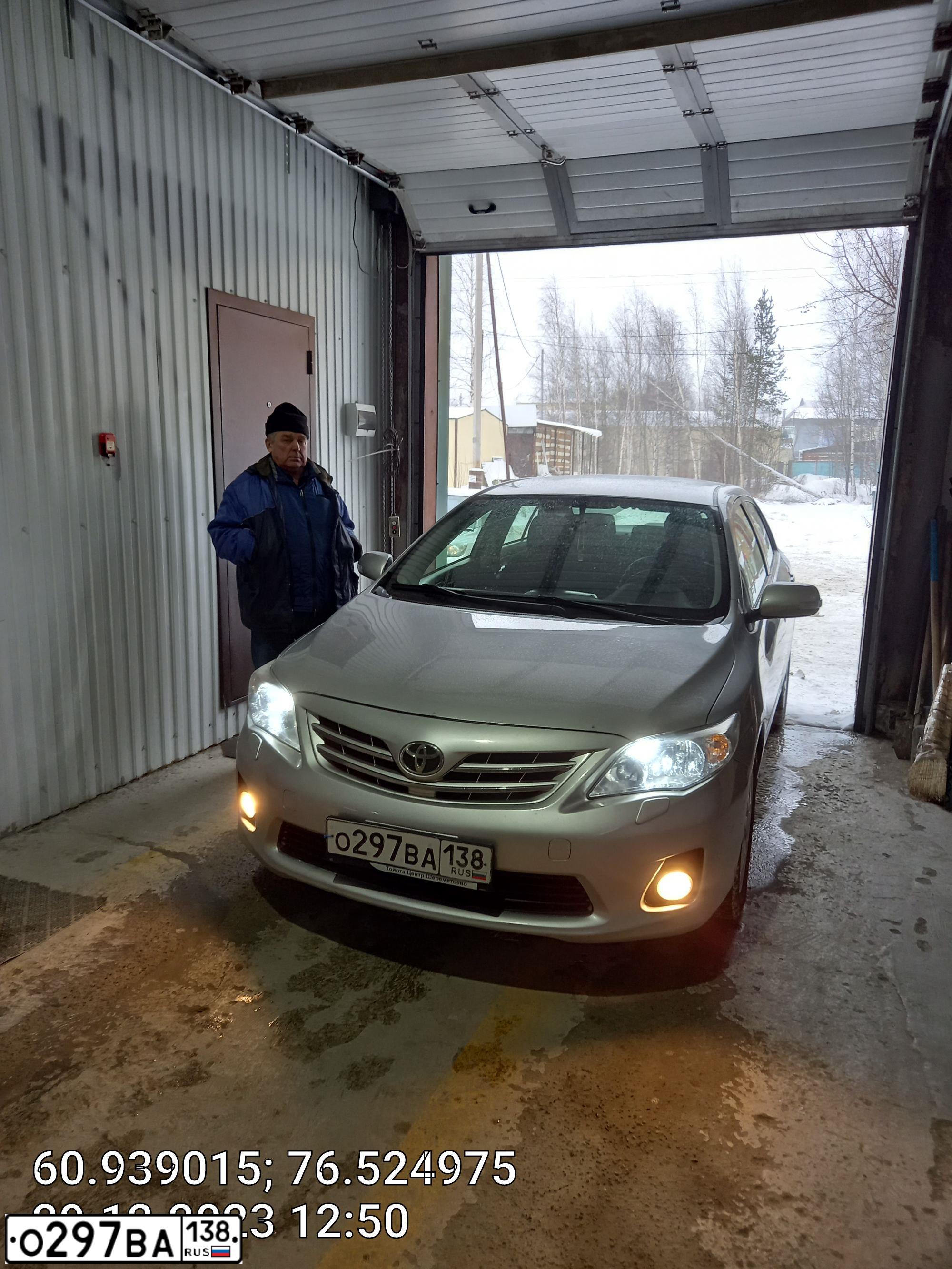 Фото автомобиля TOYOTA COROLLA, 2010 — госномер Е777ТХ86. Цвет: Серебристый