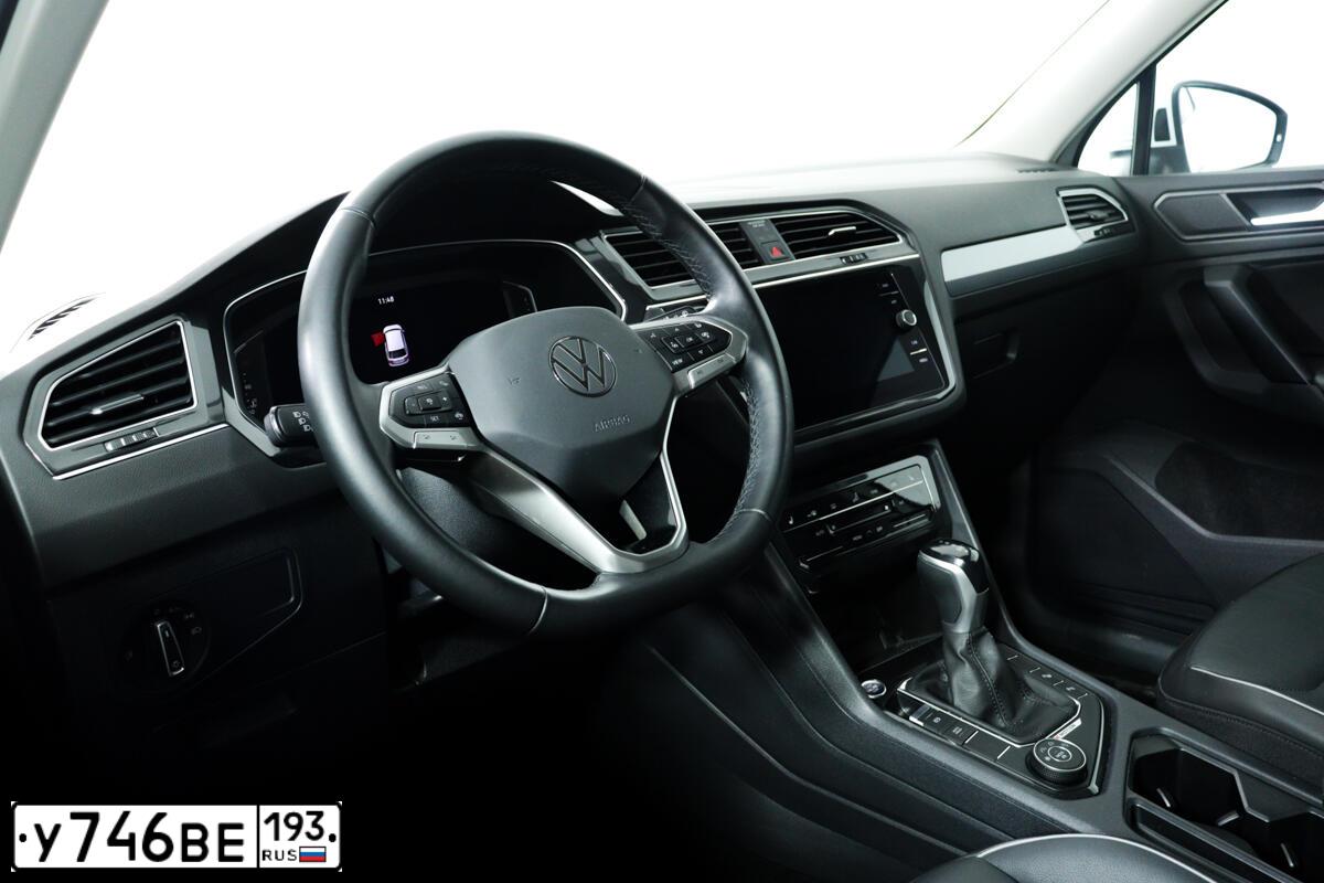 Фото автомобиля VOLKSWAGEN TIGUAN, 2021 — госномер М874УМ33. Цвет: Белый