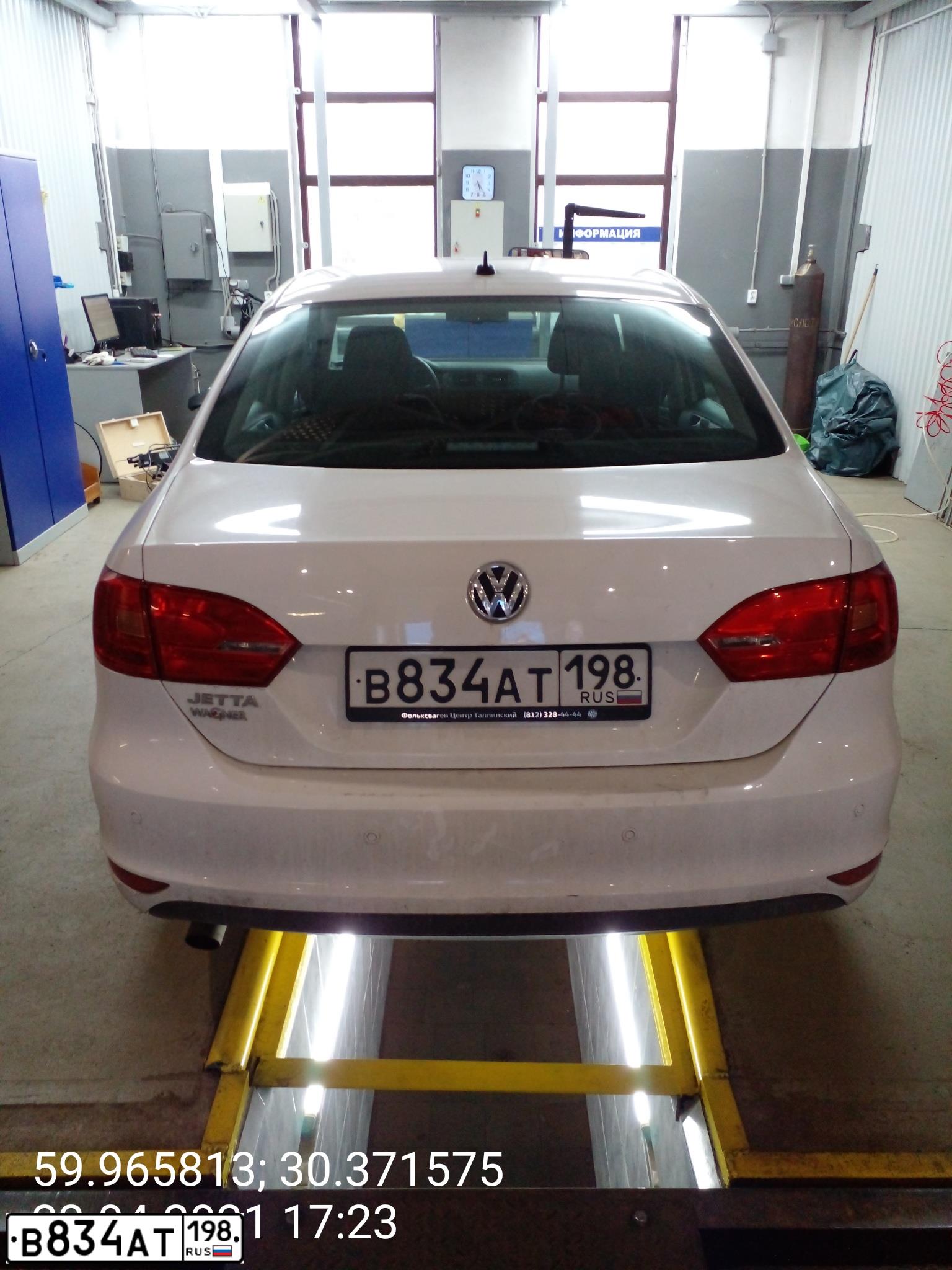 Фото автомобиля VOLKSWAGEN JETTA, 2014 — госномер В834АТ198. Цвет: Белый