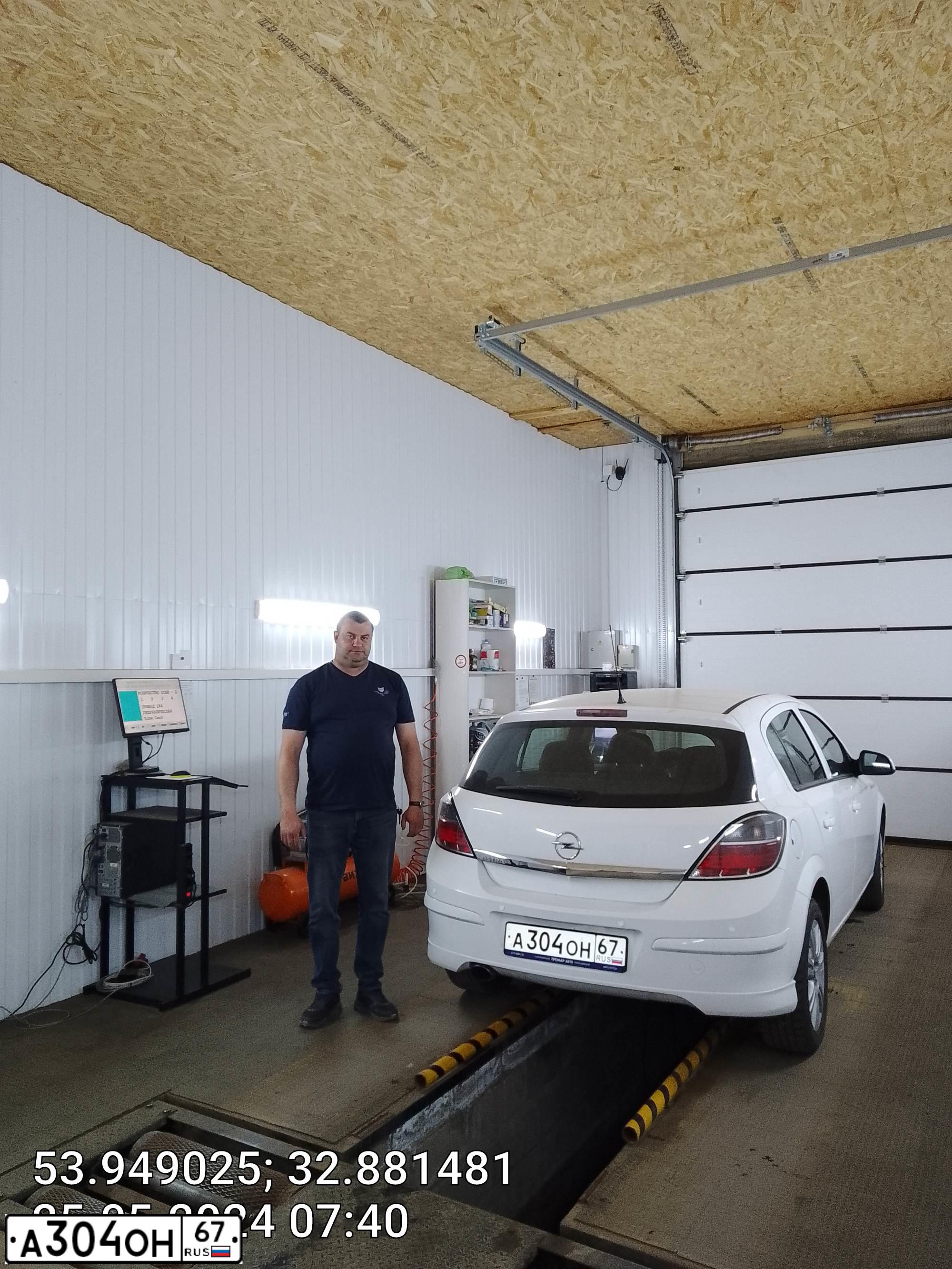 Фото автомобиля OPEL ASTRA, 2011 — госномер А304ОН67. Цвет: Белый