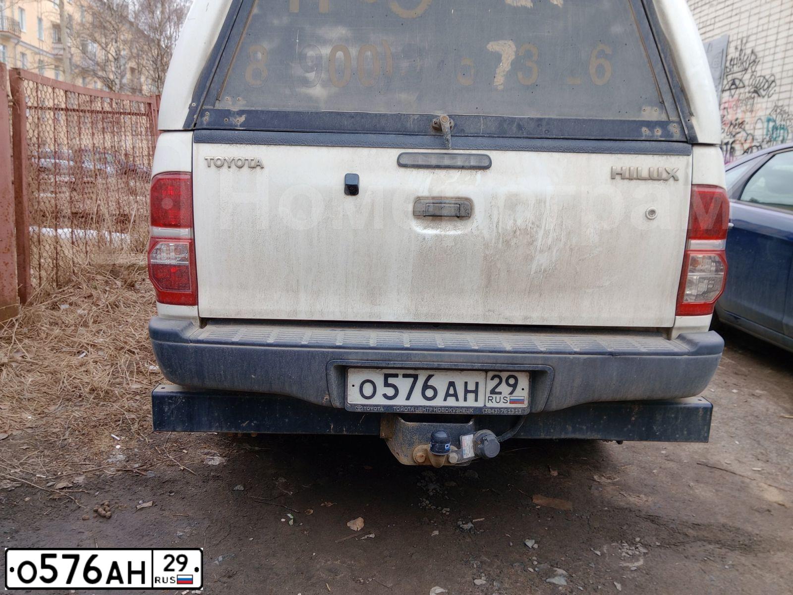 Фото автомобиля TOYOTA HILUX, 2015 — госномер О576АН29. Цвет: Белый