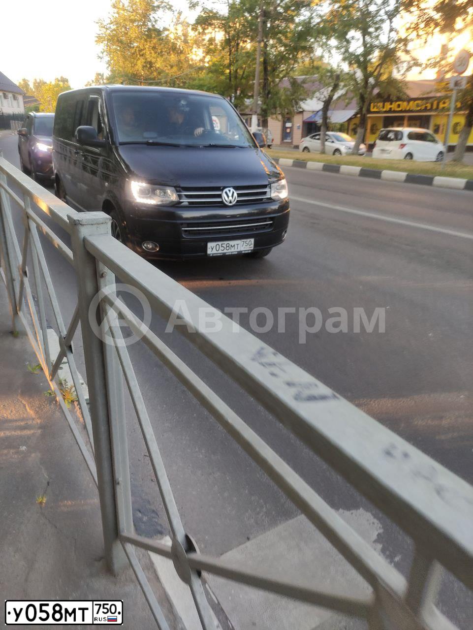 Фото автомобиля VOLKSWAGEN MULTIVAN, 2013 — госномер У058МТ750. Цвет: ЧЕРНЫЙ