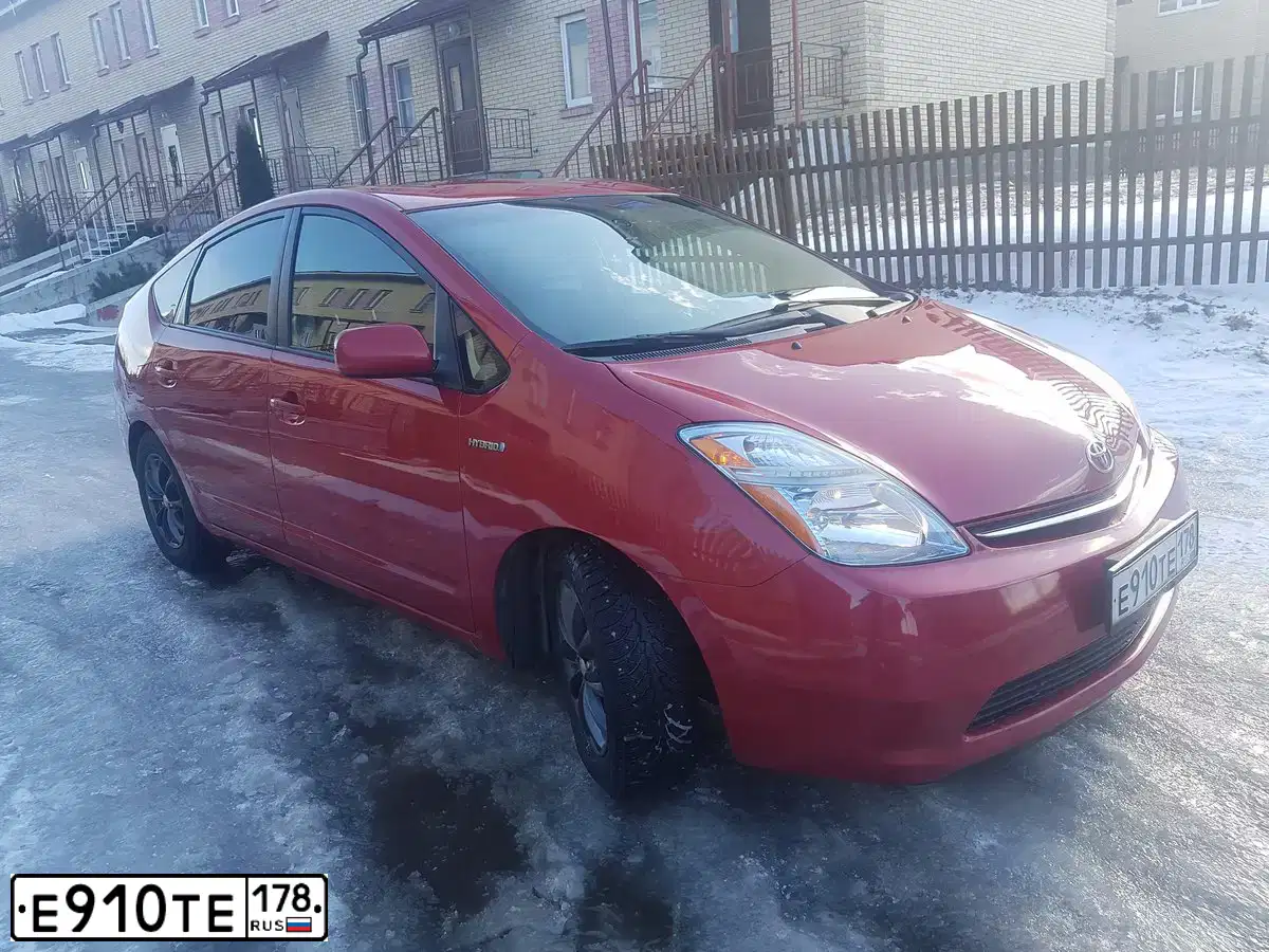Фото автомобиля TOYOTA PRIUS, 2007 — госномер Е910ТЕ178. Цвет: Красный