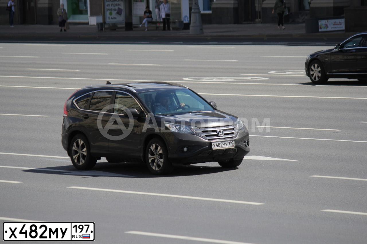 Фото автомобиля VOLKSWAGEN PASSAT, 2001 — госномер Т330АЕ71. Цвет: СЕРЫЙ
