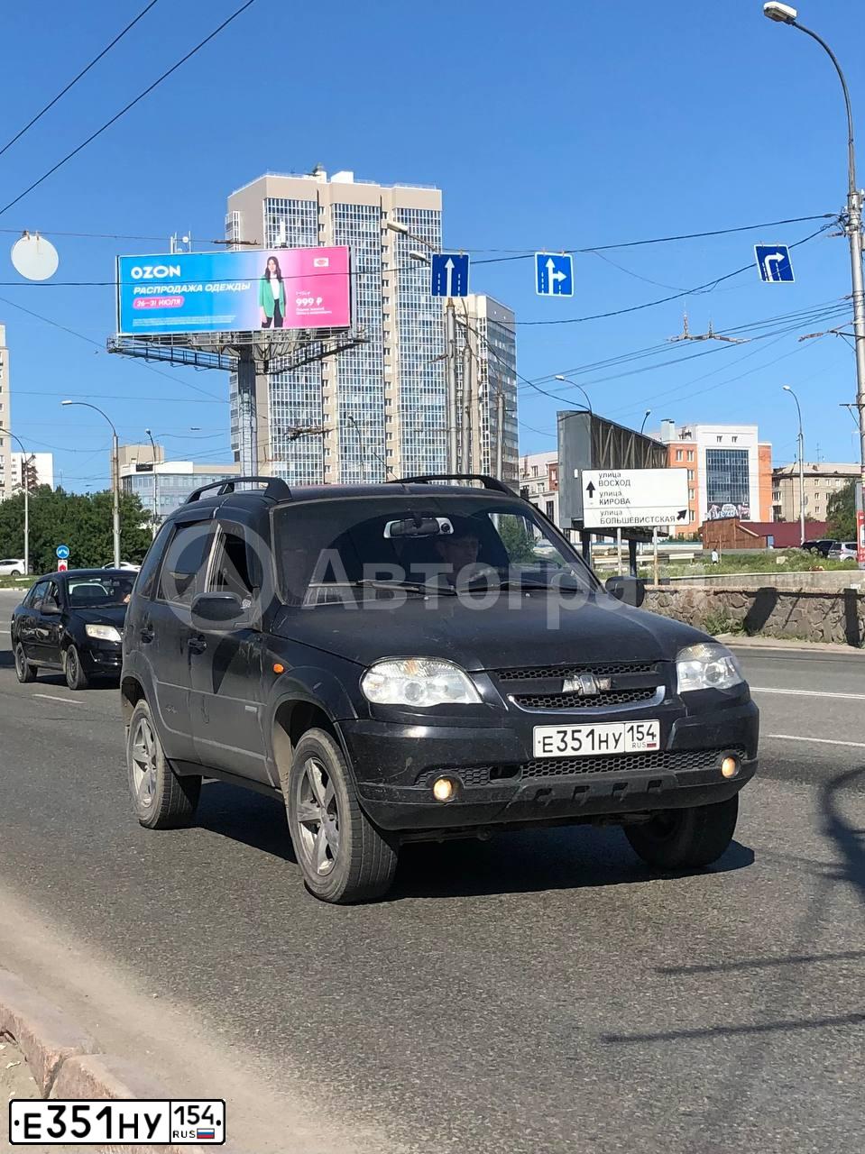 Фото автомобиля CHEVROLET NIVA, 2009 — госномер Е351НУ154. Цвет: ЧЕРНО СИНИЙ МЕТАЛЛИК