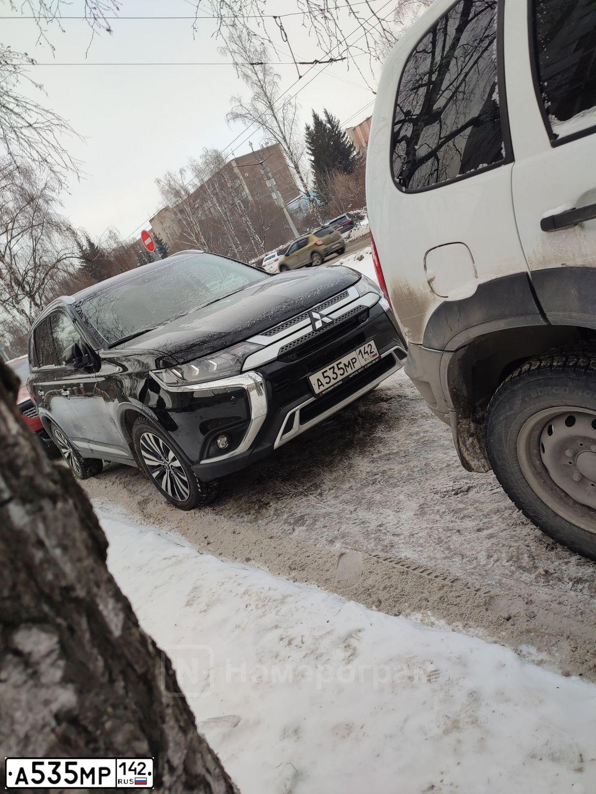 Фото автомобиля MITSUBISHI OUTLANDER, 2020 — госномер А535МР142. Цвет: ЧЕРНЫЙ