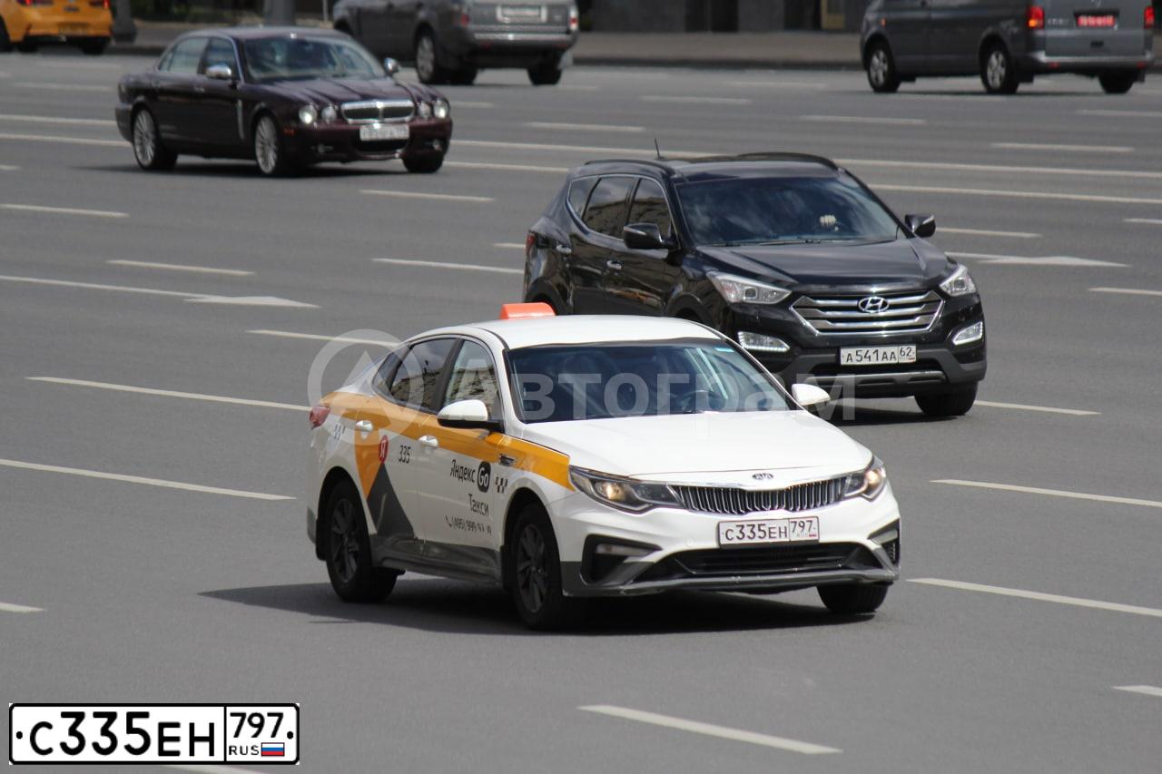 Фото автомобиля KIA MAGENTIS / OPTIMA, 2018 — госномер С335ЕН797. Цвет: БЕЛЫЙ-ЖЕЛТЫЙ-СЕРЫЙ