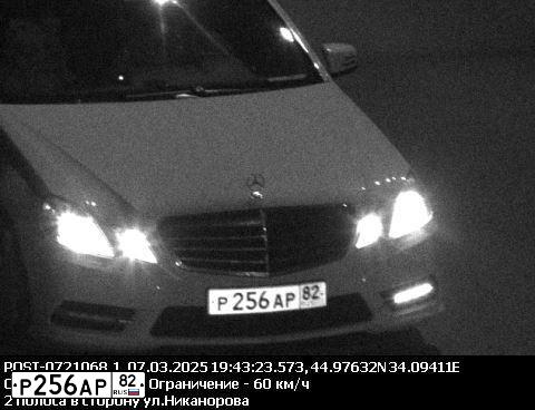 Фото автомобиля MERCEDES E-KLASSE, 2012 — госномер Р063ХА58. Цвет: Белый