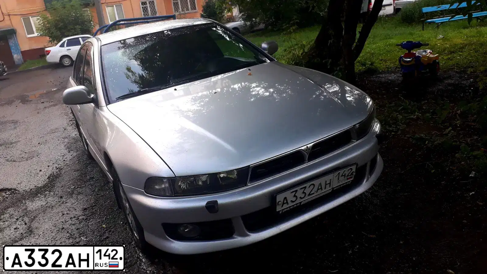 Фото автомобиля MITSUBISHI GALANT, 2002 — госномер А332АН142. Цвет: СЕРЕБРИСТЫЙ