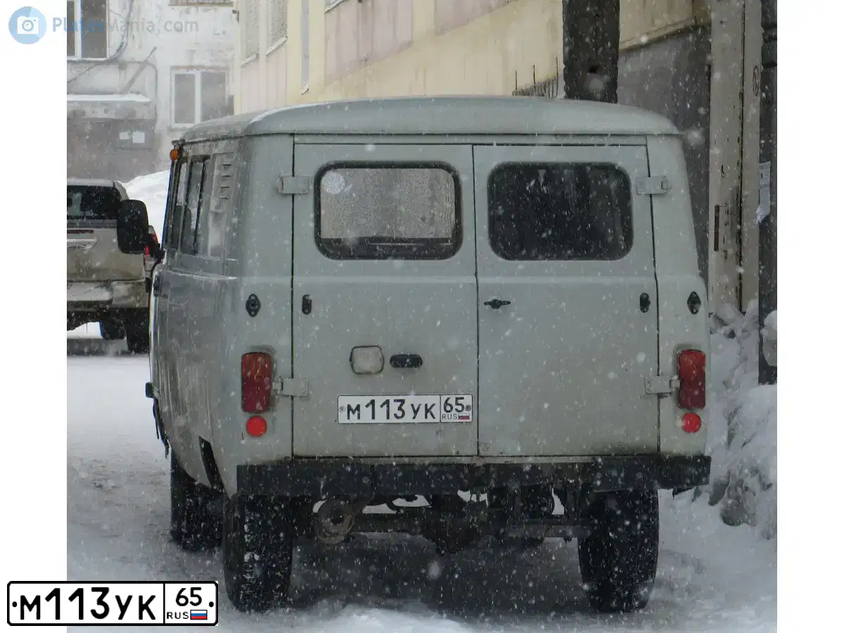 Фото автомобиля UAZ 3741, 2011 — госномер М113УК65. Цвет: БЕЛАЯ НОЧЬ