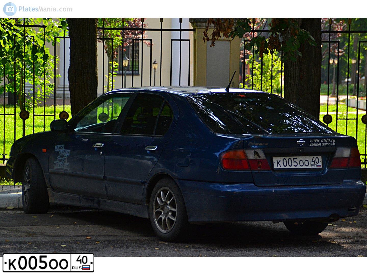 Фото автомобиля NISSAN PRIMERA, 1998 — госномер К005ОО40. Цвет: синий