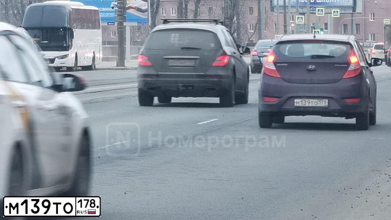 Фото автомобиля HYUNDAI SOLARIS, 2012 — госномер М139ТО178. Цвет: ФИОЛЕТОВЫЙ
