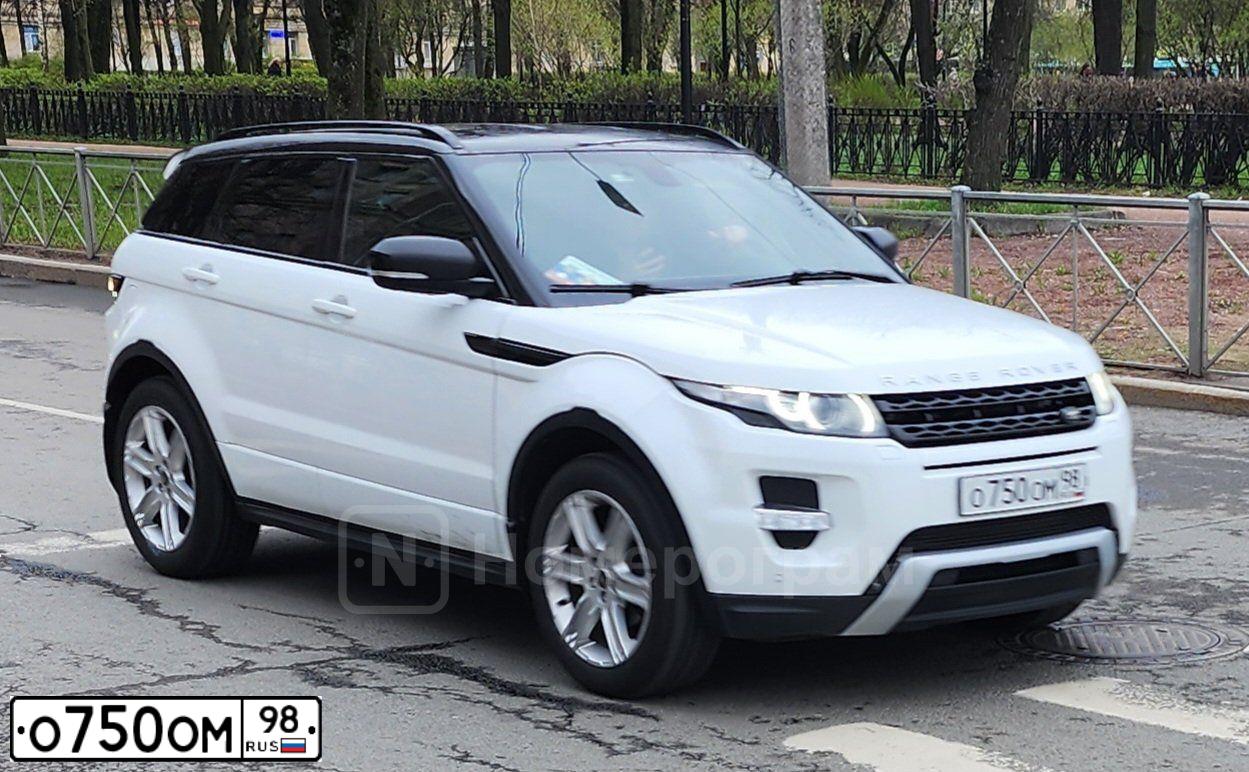Фото автомобиля LANDROVER RANGE ROVER EVOQUE, 2013 — госномер О750ОМ98. Цвет: ЯРКО-БЕЛЫЙ