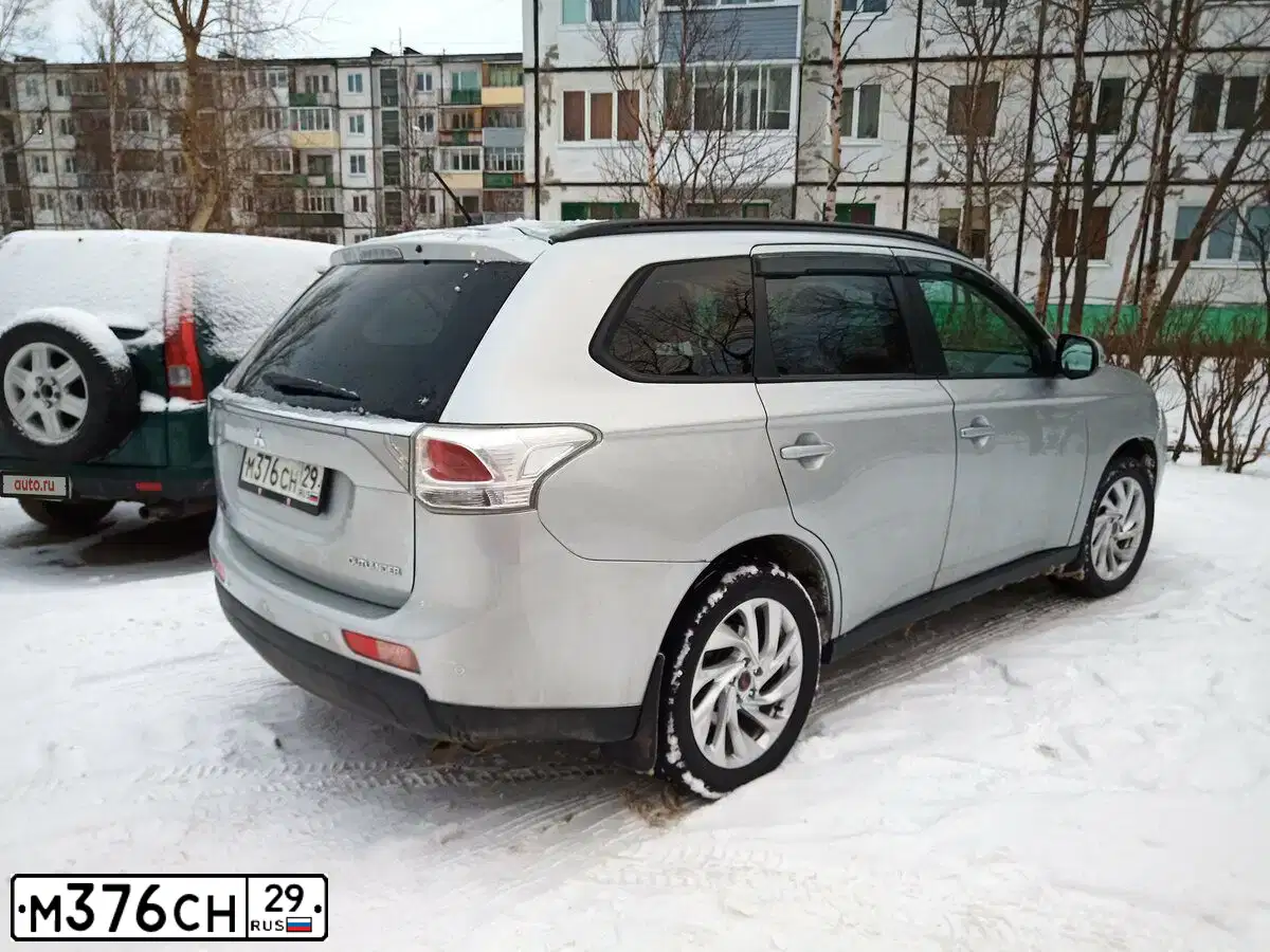 Фото автомобиля MITSUBISHI OUTLANDER, 2013 — госномер О782АА29. Цвет: Серебристый