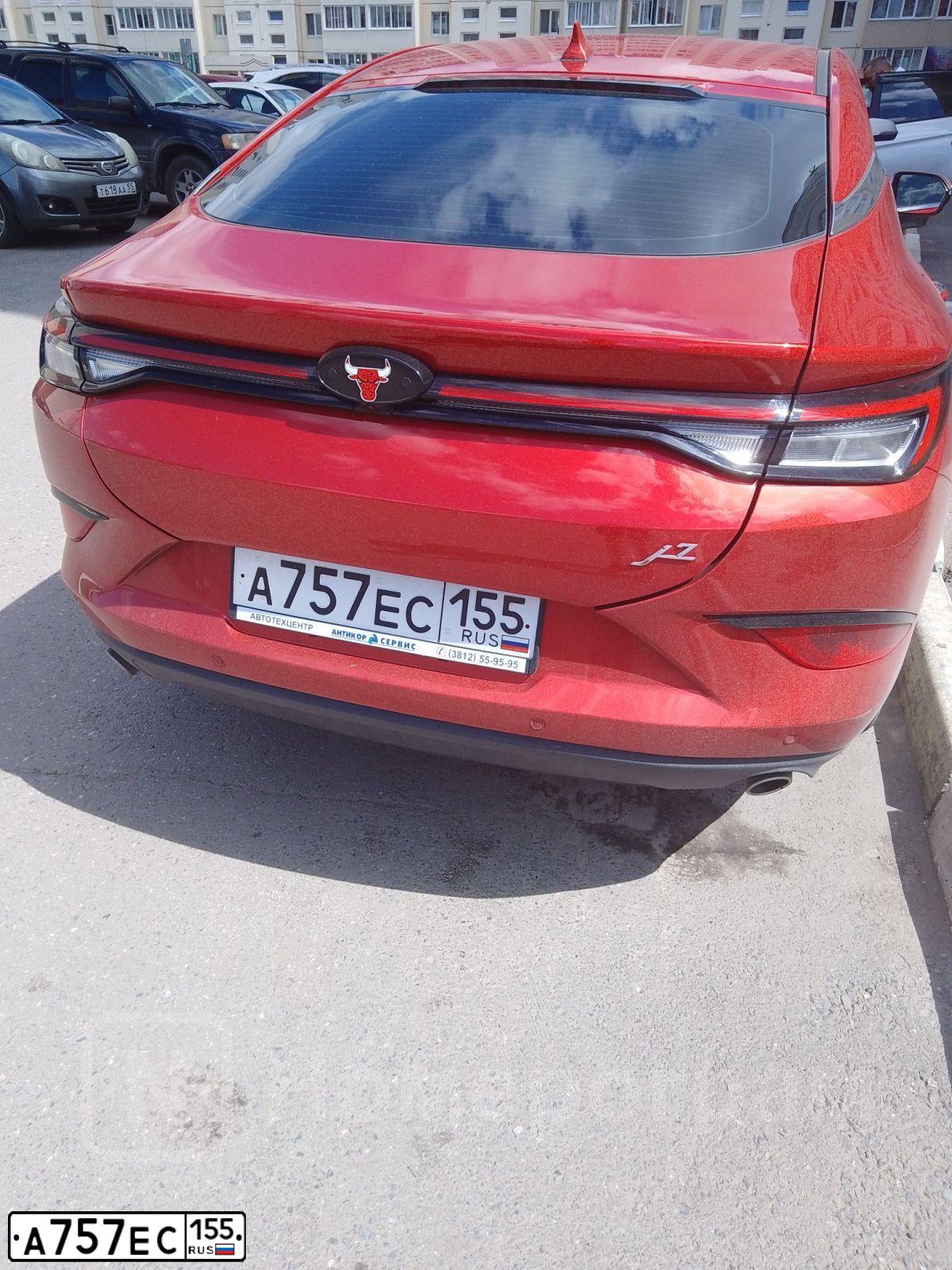Фото автомобиля JAC J7, 2021 — госномер Х830ХВ55. Цвет: Красный