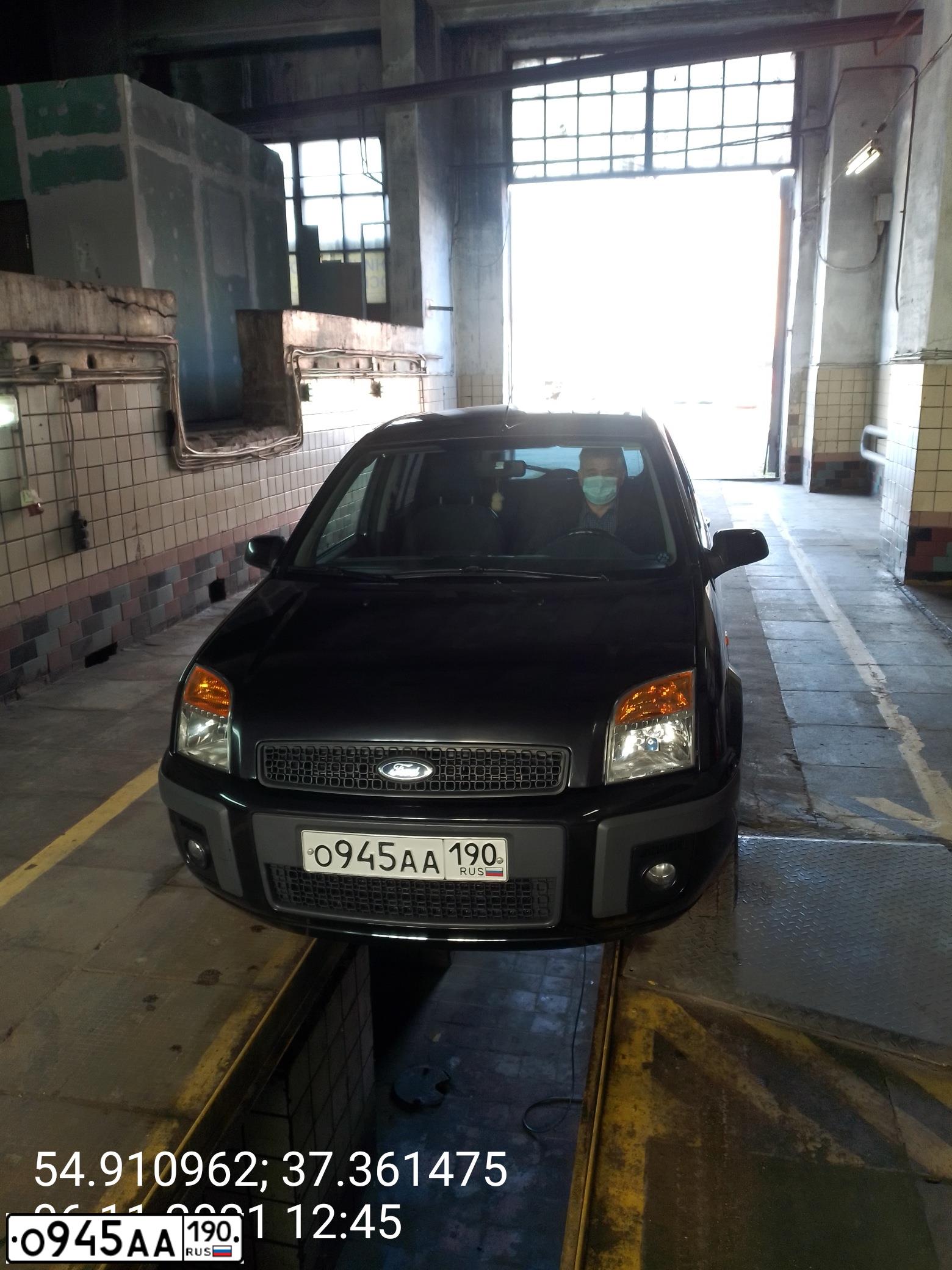 Фото автомобиля FORD FUSION, 2006 — госномер О945АА190. Цвет: ЧЕРНЫЙ