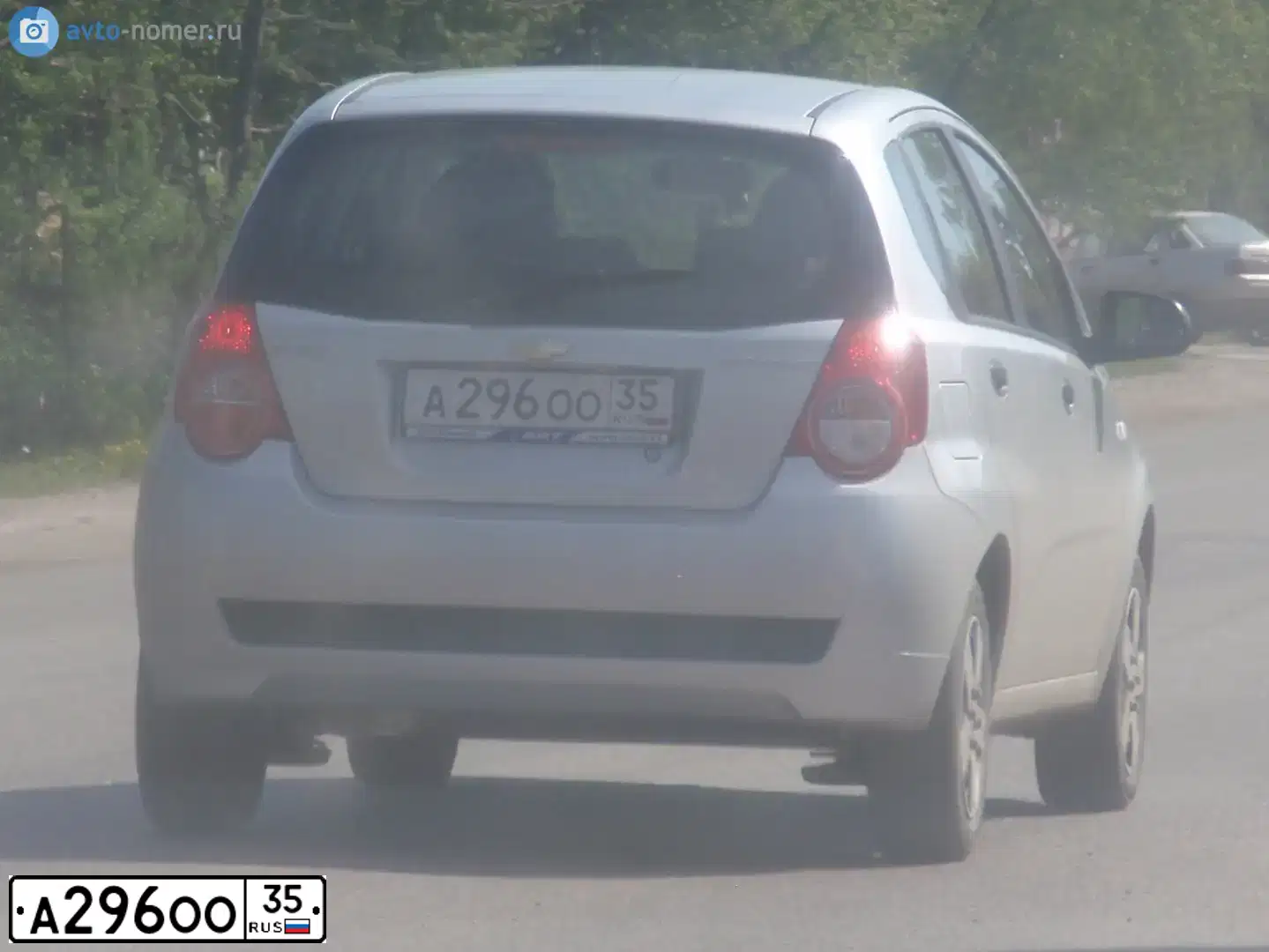 Фото автомобиля CHEVROLET AVEO, 2011 — госномер А296ОО35. Цвет: Серебристый