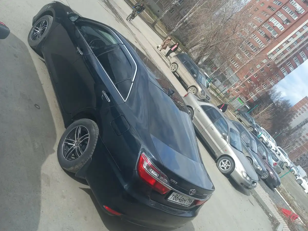 Фото автомобиля TOYOTA CAMRY, 2016 — госномер Т864ВМ196. Цвет: ТЕМНО-СЕРЫЙ МЕТАЛЛИК