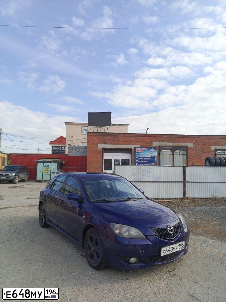 Фото автомобиля MAZDA 3, 2004 — госномер Е648МУ196. Цвет: СИНИЙ