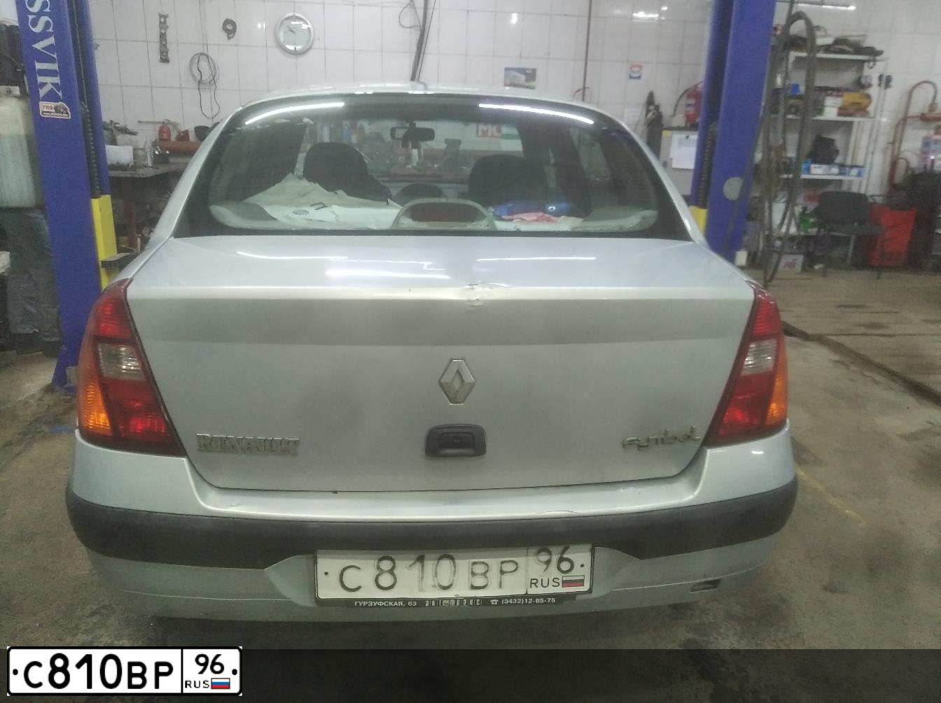 Фото автомобиля RENAULT SYMBOL, 2003 — госномер С810ВР96. Цвет: СВЕТЛО-СЕРО-ГОЛУБОЙ