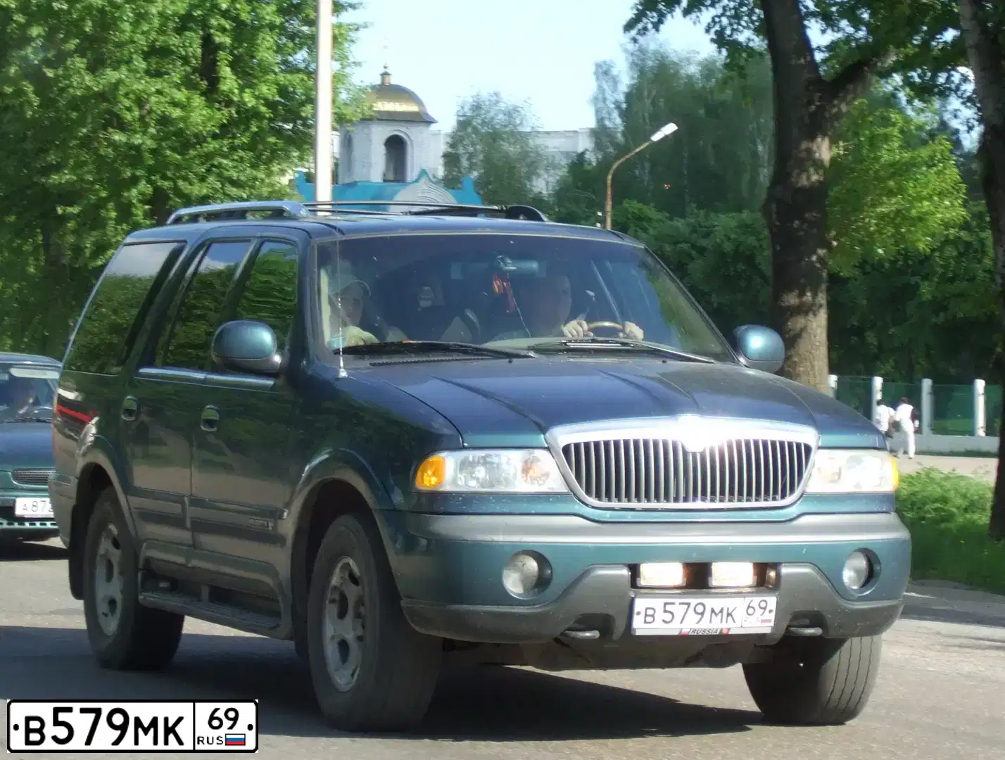 Фото автомобиля LINCOLN NAVIGATOR, 1997 — госномер В579МК69. Цвет: ЗЕЛЕНЫЙ