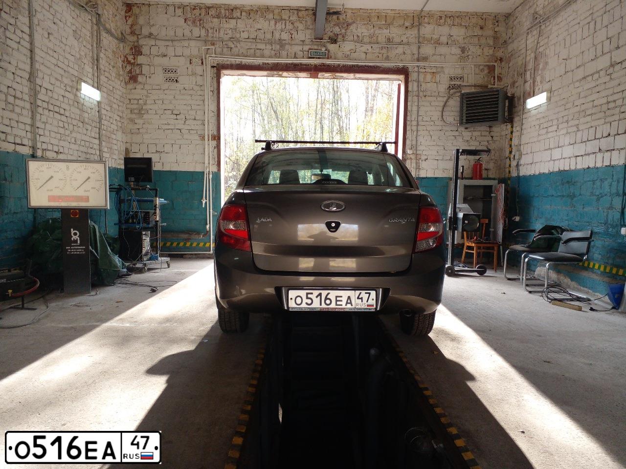 Фото автомобиля LADA GRANTA, 2014 — госномер А569УТ147. Цвет: Золотисто-коричневый
