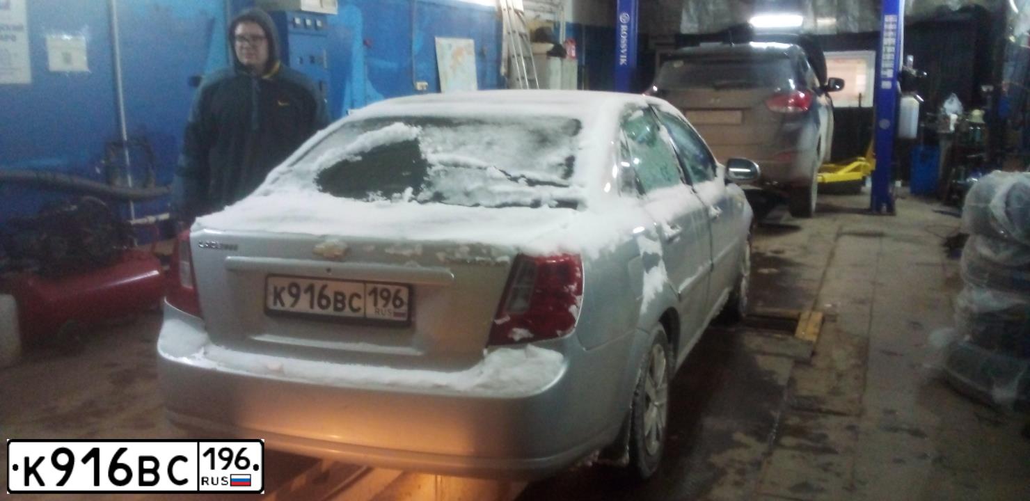 Фото автомобиля CHEVROLET LACETTI, 2007 — госномер Т168КВ196. Цвет: серебристый