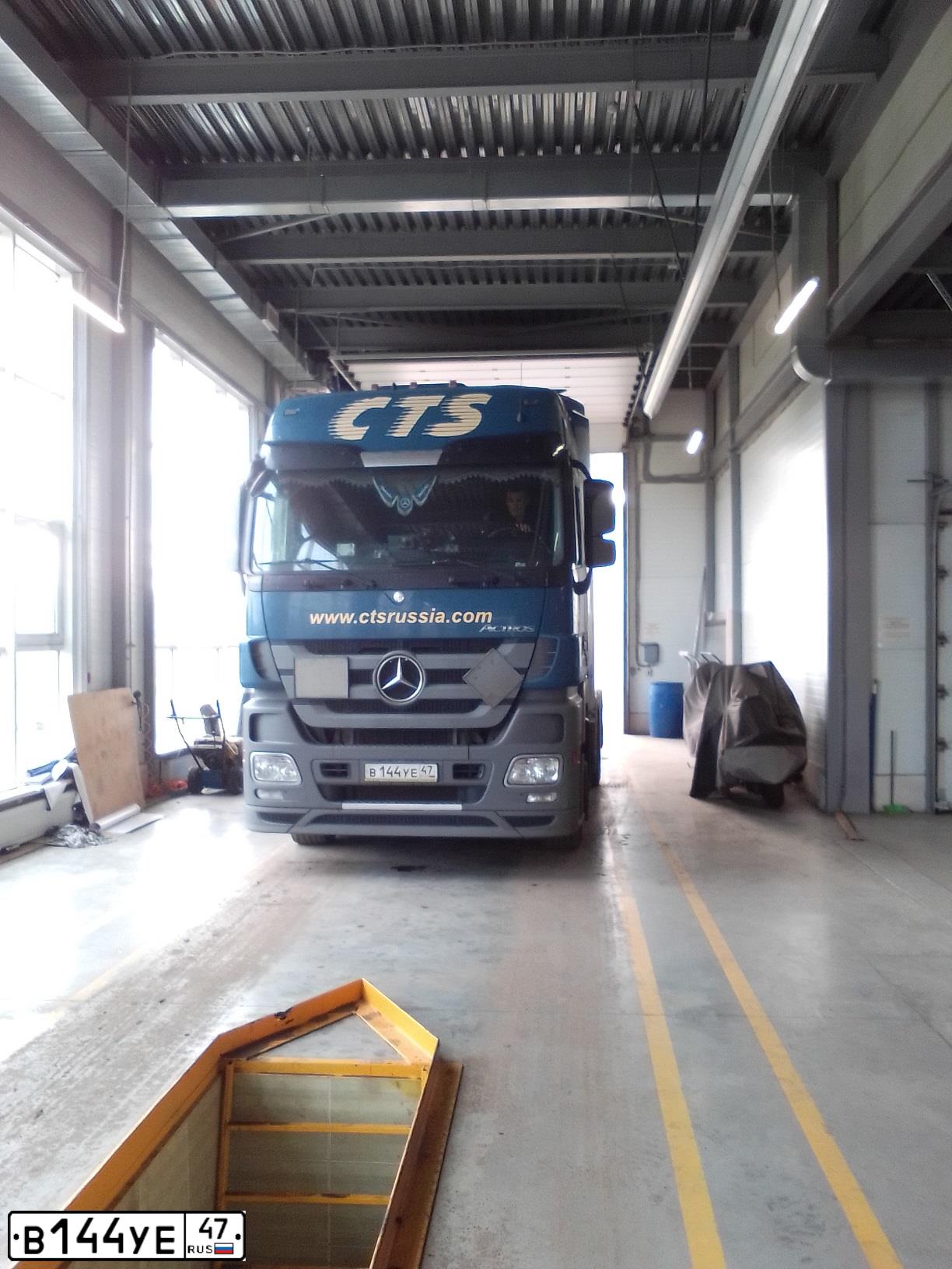 Фото автомобиля MERCEDES ACTROS, 2015 — госномер В144УЕ47. Цвет: синий