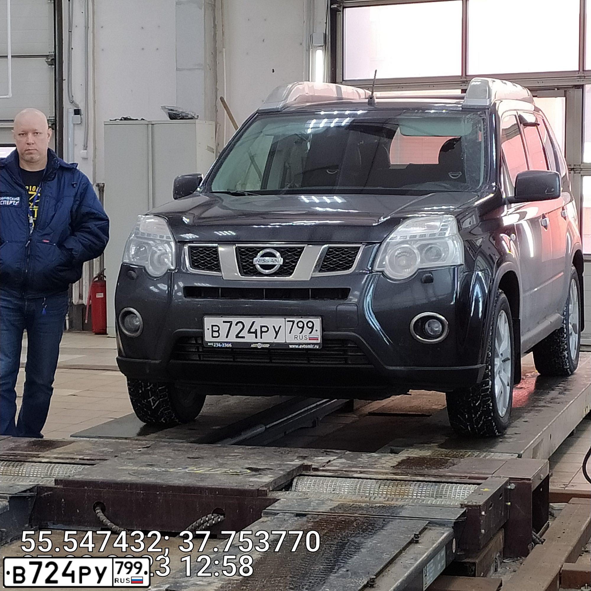 Фото автомобиля NISSAN X-TRAIL, 2011 — госномер В404НУ750. Цвет: ЧЕРНЫЙ
