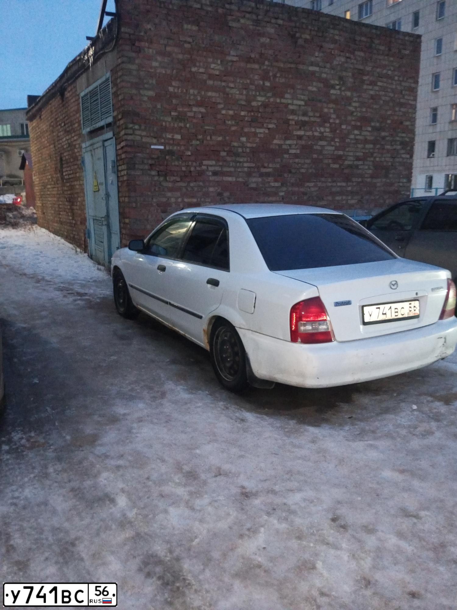 Фото автомобиля MAZDA PROTEGE, 1999 — госномер У741ВС56. Цвет: Белый