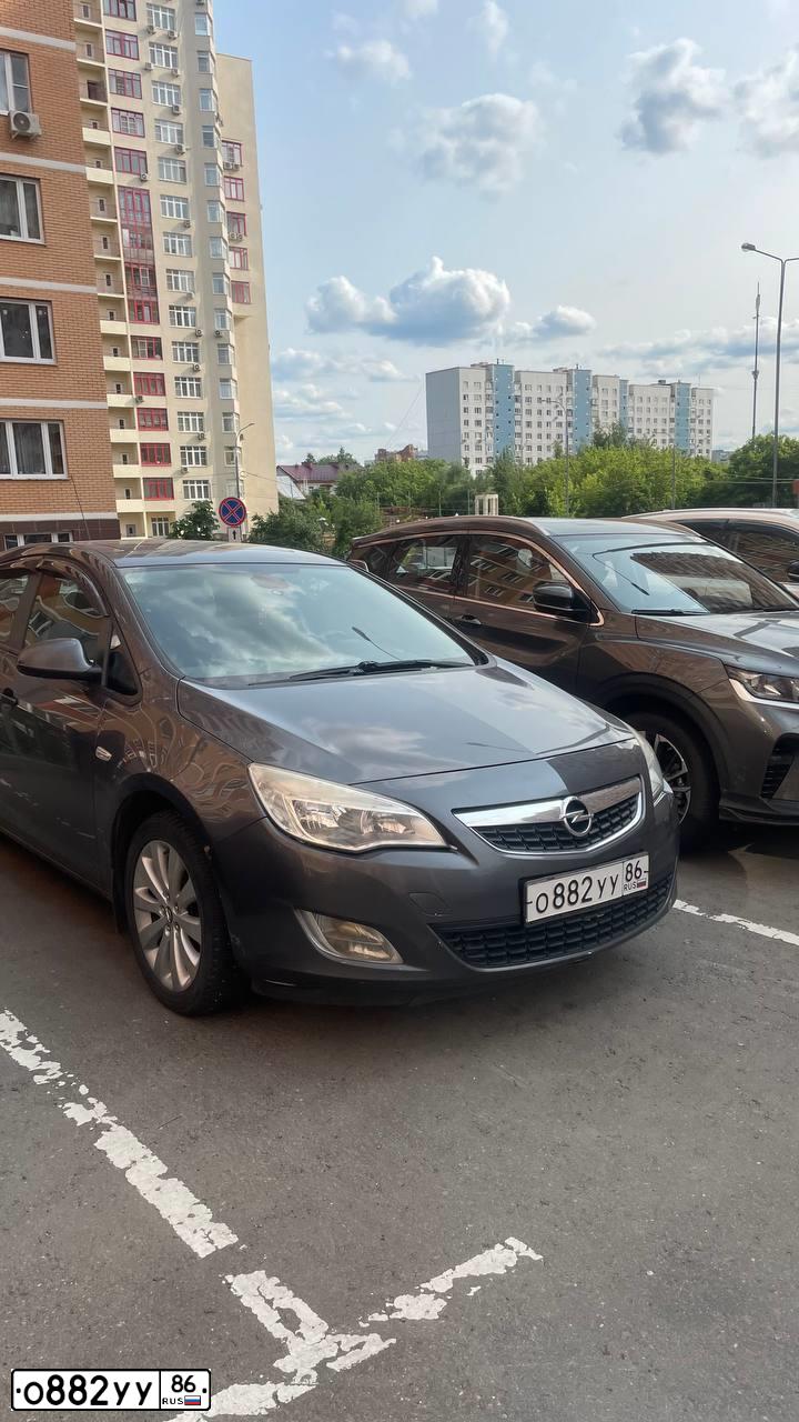 Фото автомобиля OPEL ASTRA, 2011 — госномер О882УУ86. Цвет: ТЕМНО СЕРЫЙ