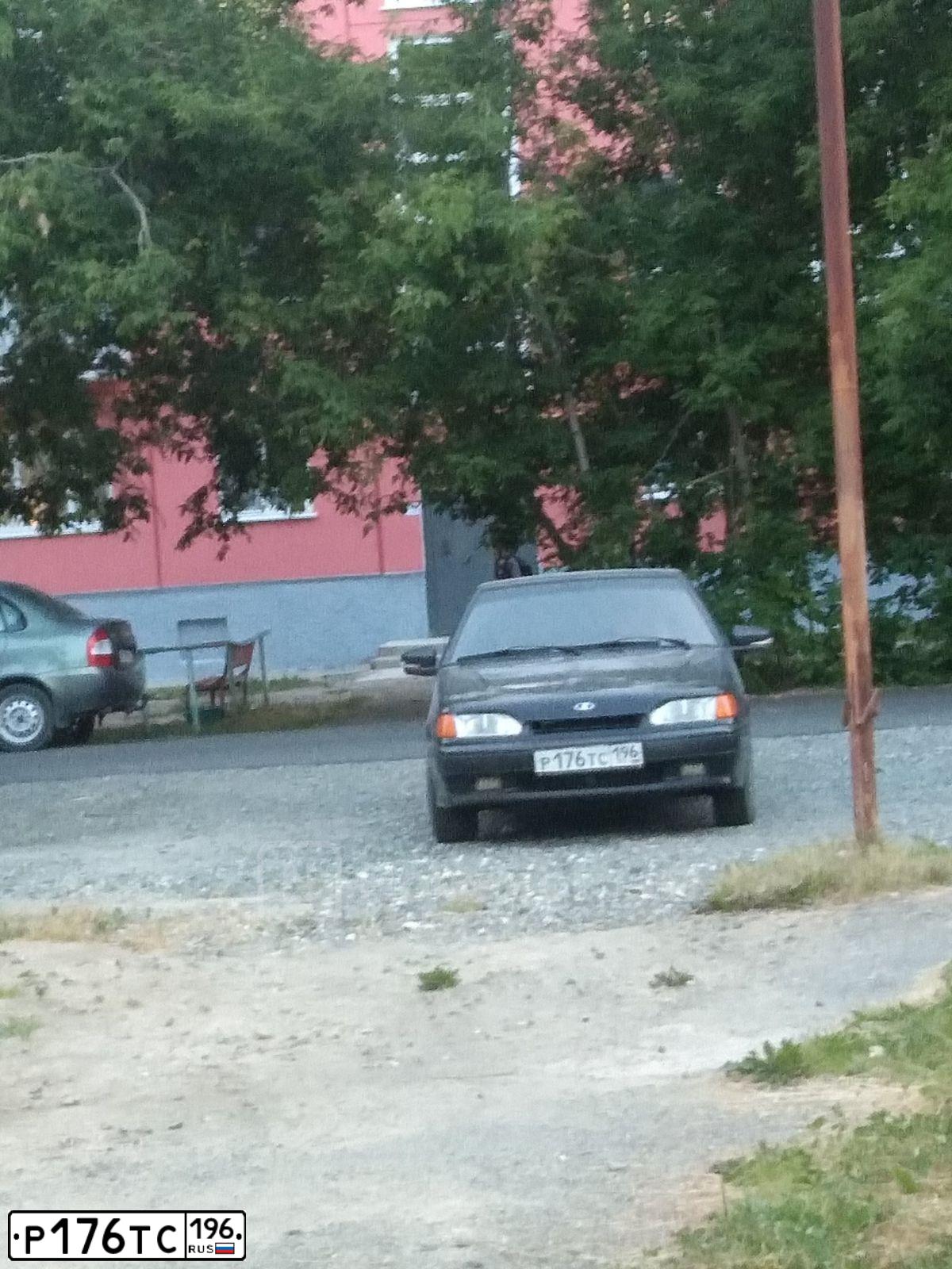 Фото автомобиля LADA 2113 SAMARA, 2009 — госномер Р176ТС196. Цвет: Темно-зеленый