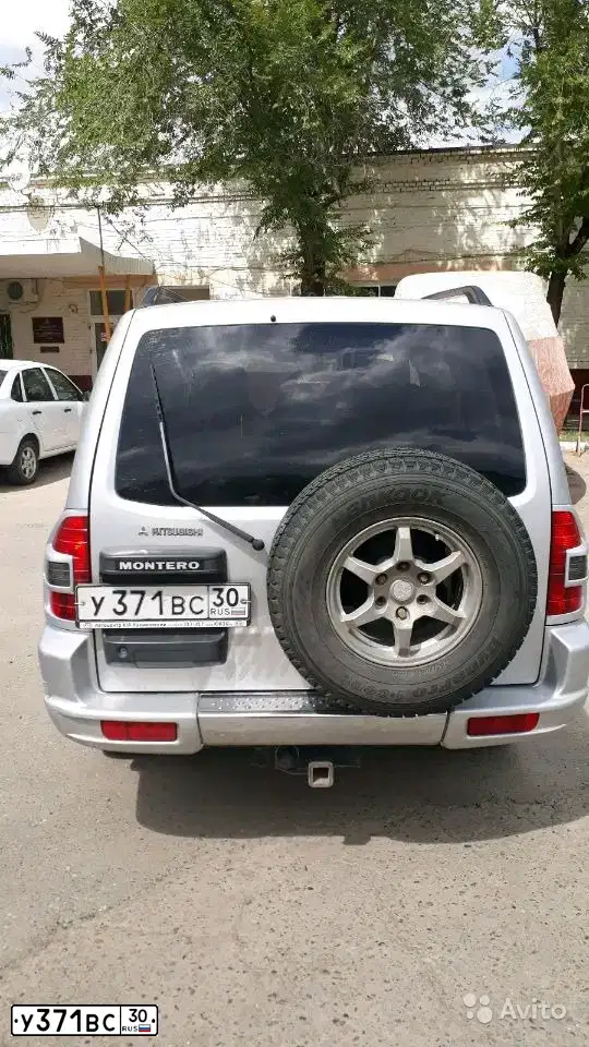 Фото автомобиля MITSUBISHI MONTERO, 2002 — госномер А444ЕС30. Цвет: серебристый