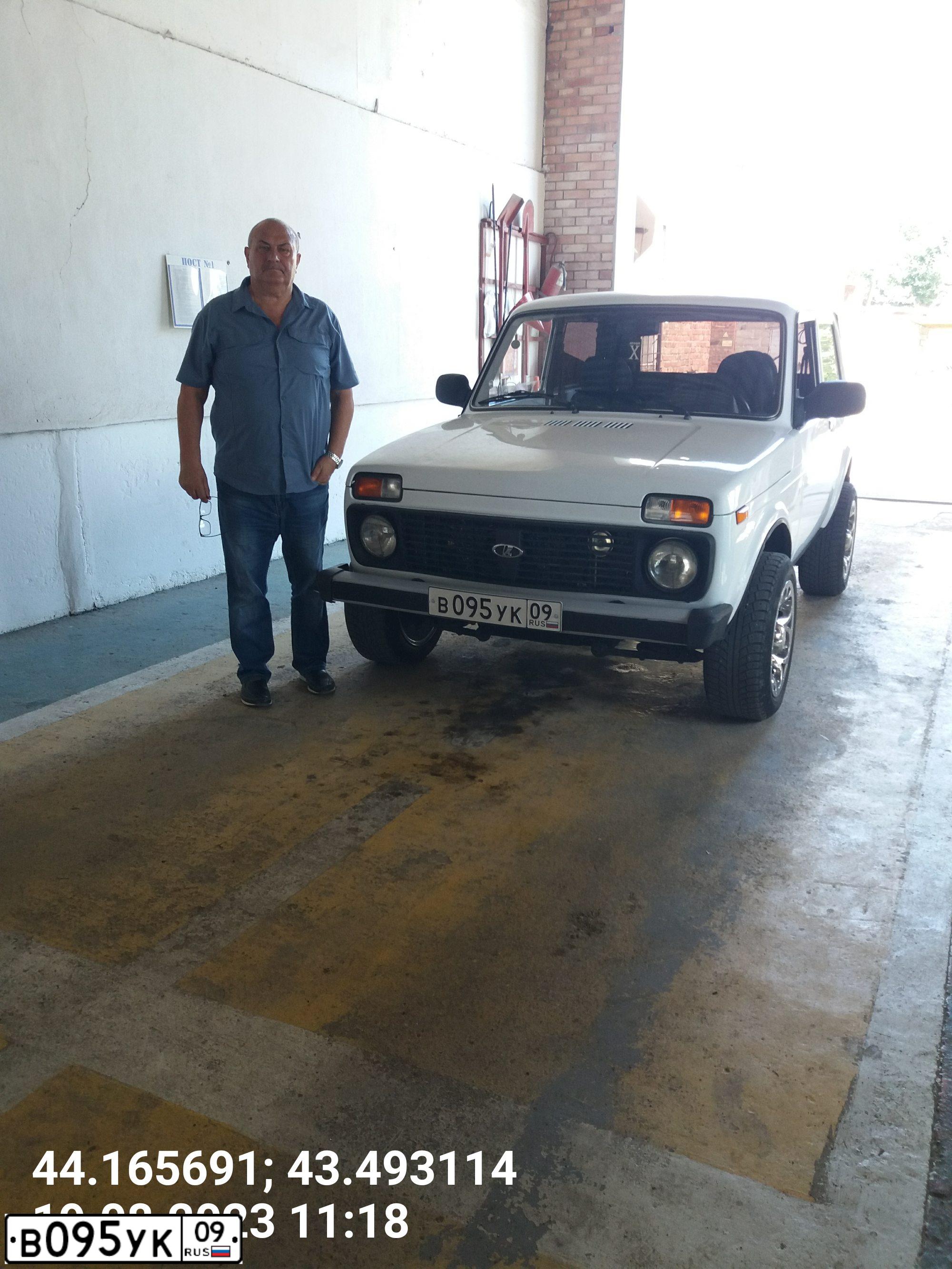 Фото автомобиля LADA NIVA, 2009 — госномер Р640УЕ193. Цвет: ЯРКО-БЕЛЫЙ