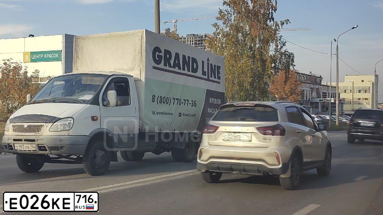 Фото автомобиля RENAULT SANDERO, 2011 — госномер Е026КЕ716. Цвет: БЕЖЕВЫЙ