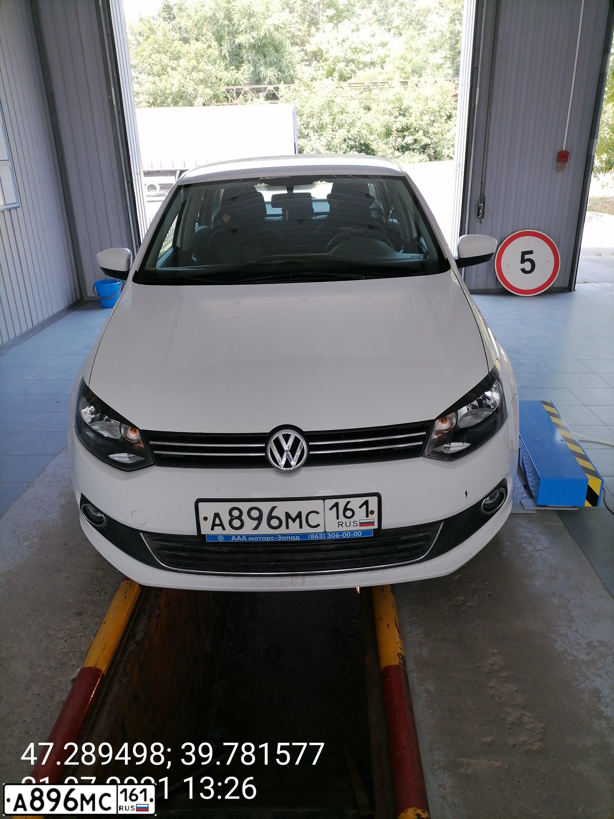 Фото автомобиля VOLKSWAGEN POLO, 2010 — госномер А896МС161. Цвет: БЕЛЫЙ