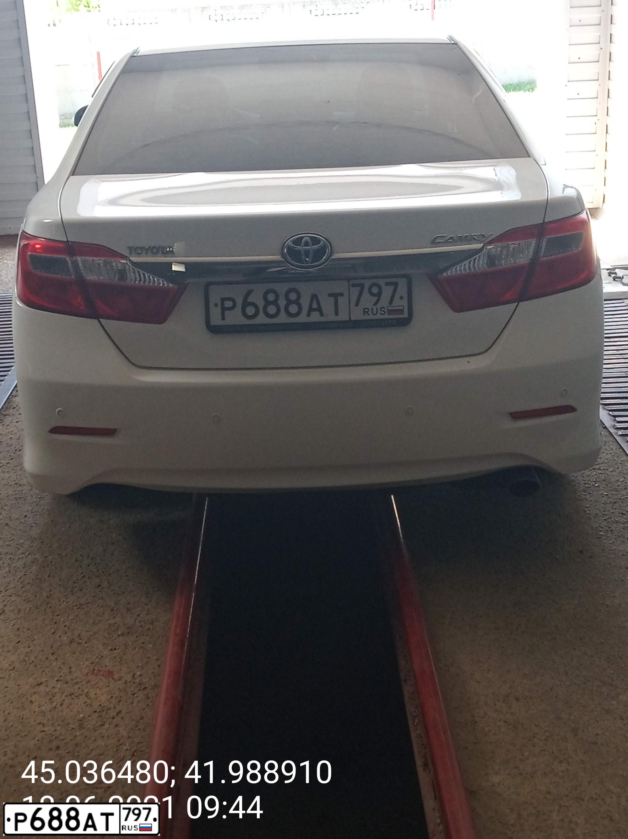 Фото автомобиля TOYOTA CAMRY, 2012 — госномер Р688АТ797. Цвет: Белый