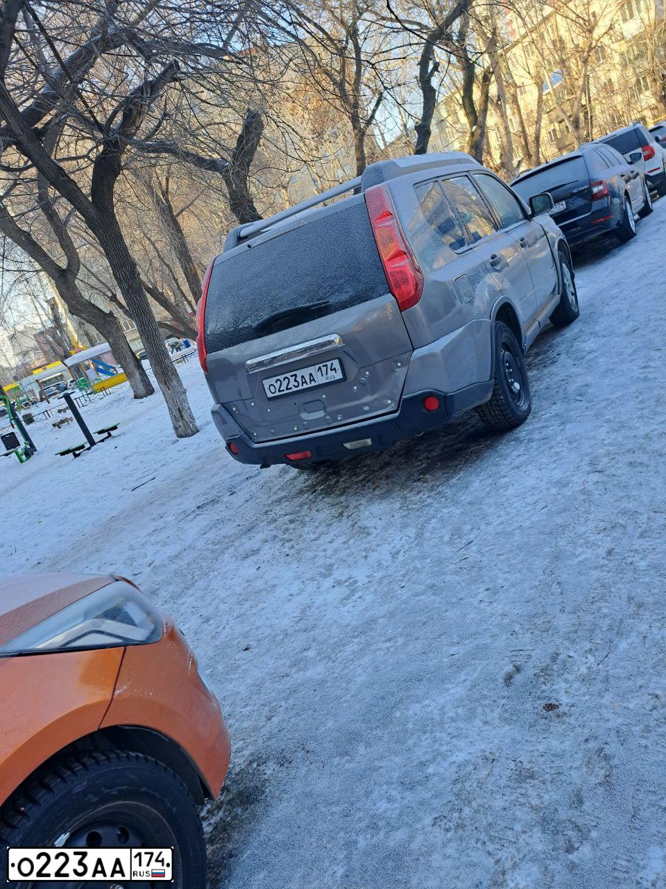 Фото автомобиля NISSAN X-TRAIL, 2007 — госномер О223АА174. Цвет: ЧЕРНЫЙ