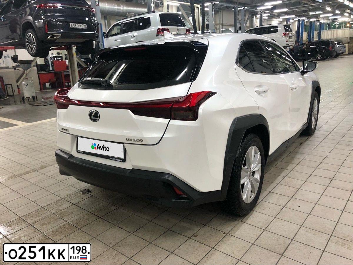 Фото автомобиля LEXUS UX200, 2020 — госномер В495ЕС977. Цвет: Белый