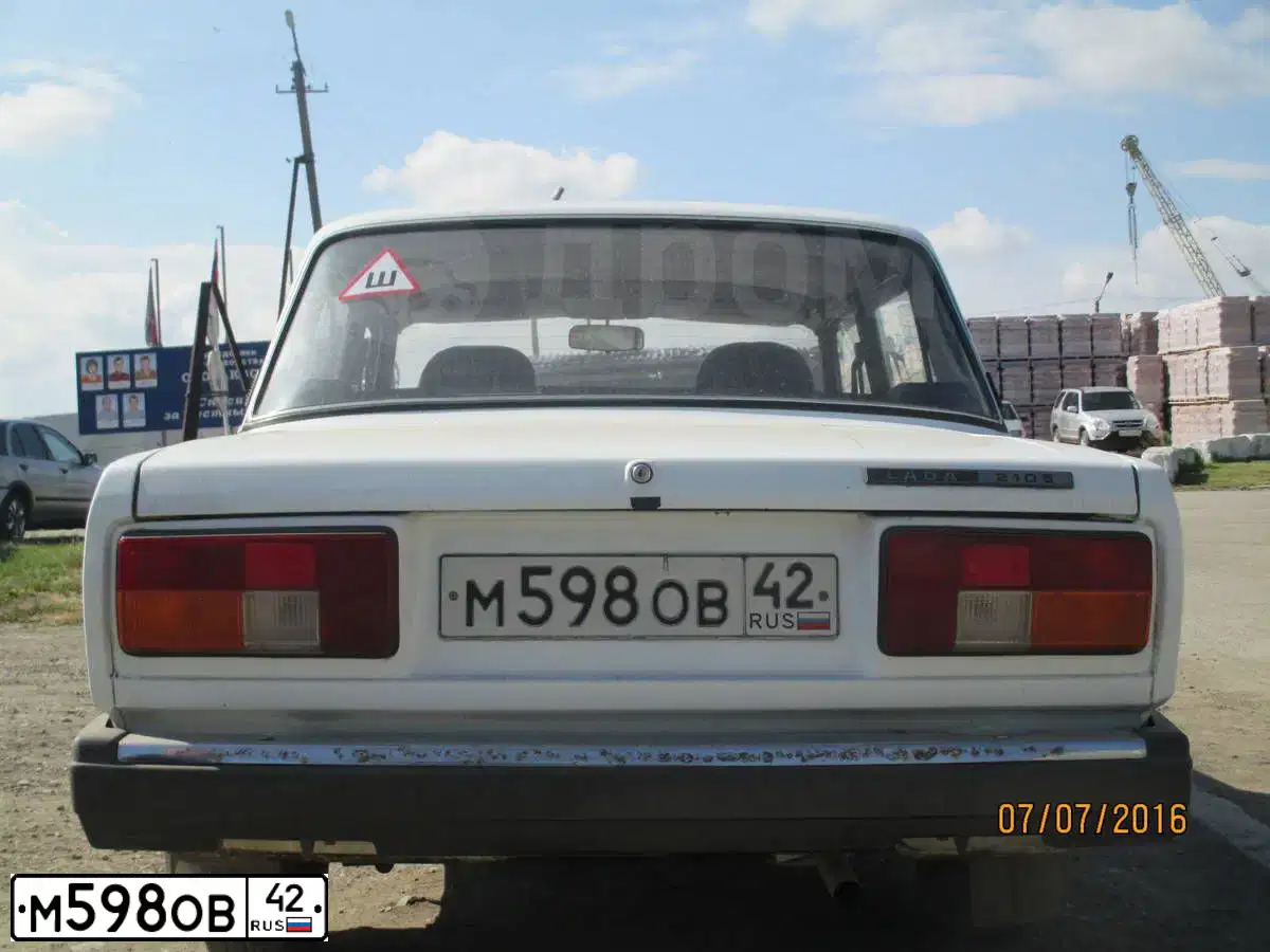 Фото автомобиля LADA 2105, 2005 — госномер М598ОВ42. Цвет: ЯРКО БЕЛЫЙ