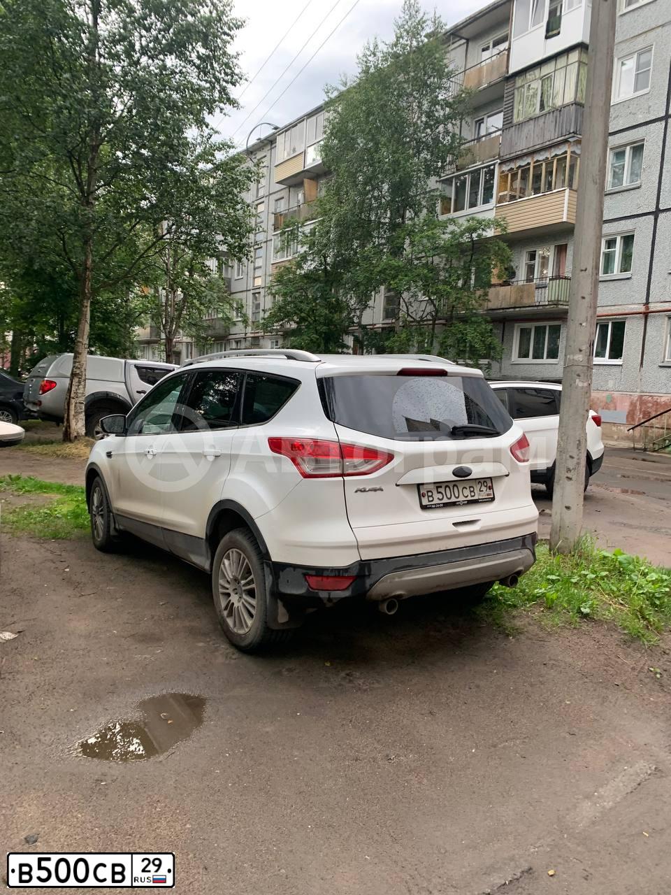Фото автомобиля FORD KUGA, 2013 — госномер В500СВ29. Цвет: БЕЛЫЙ