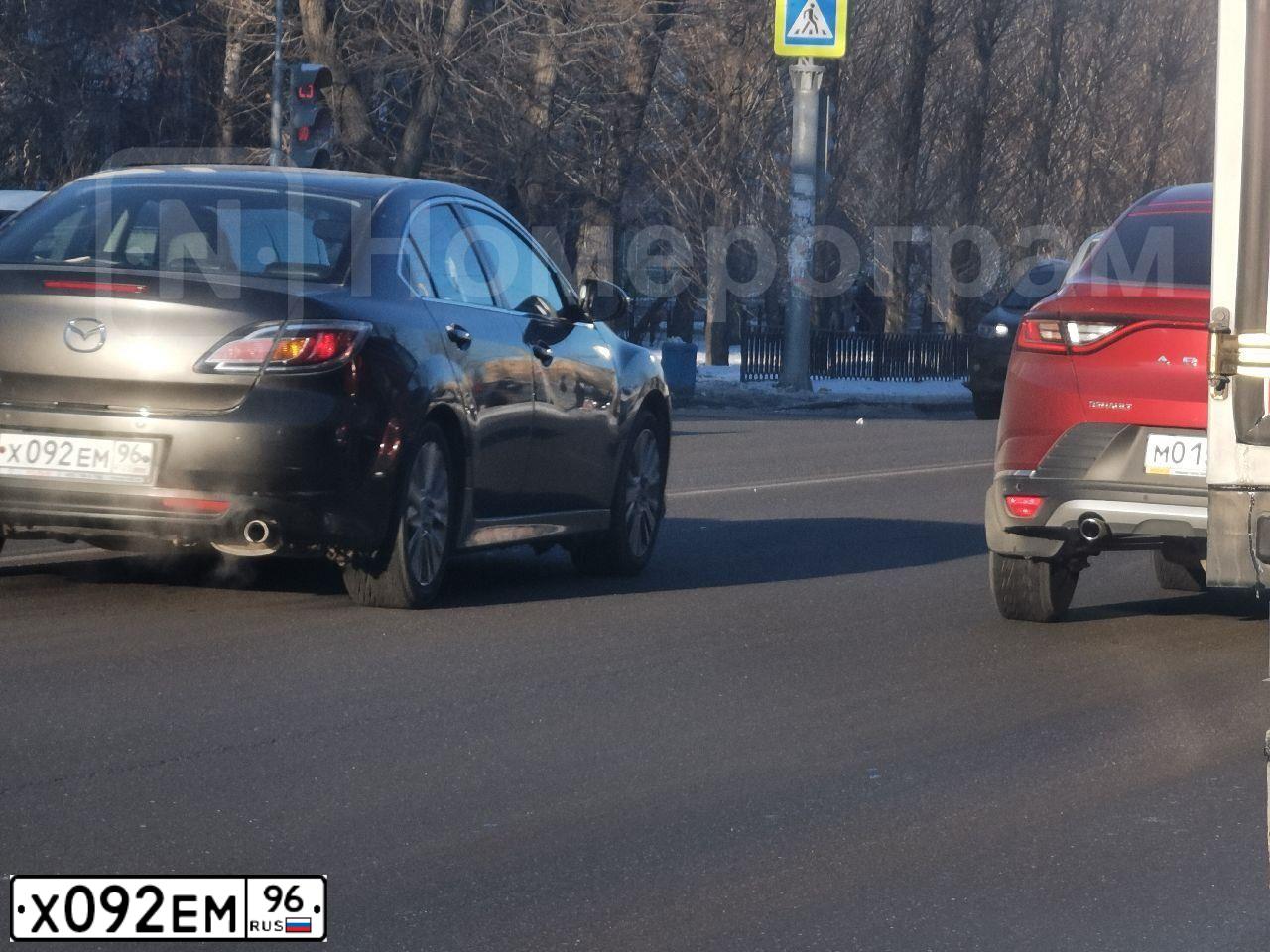 Фото автомобиля HYUNDAI H 1/H 100/STAREX, 2004 — госномер О078НУ55. Цвет: СЕРО-БЕЖЕВЫЙ