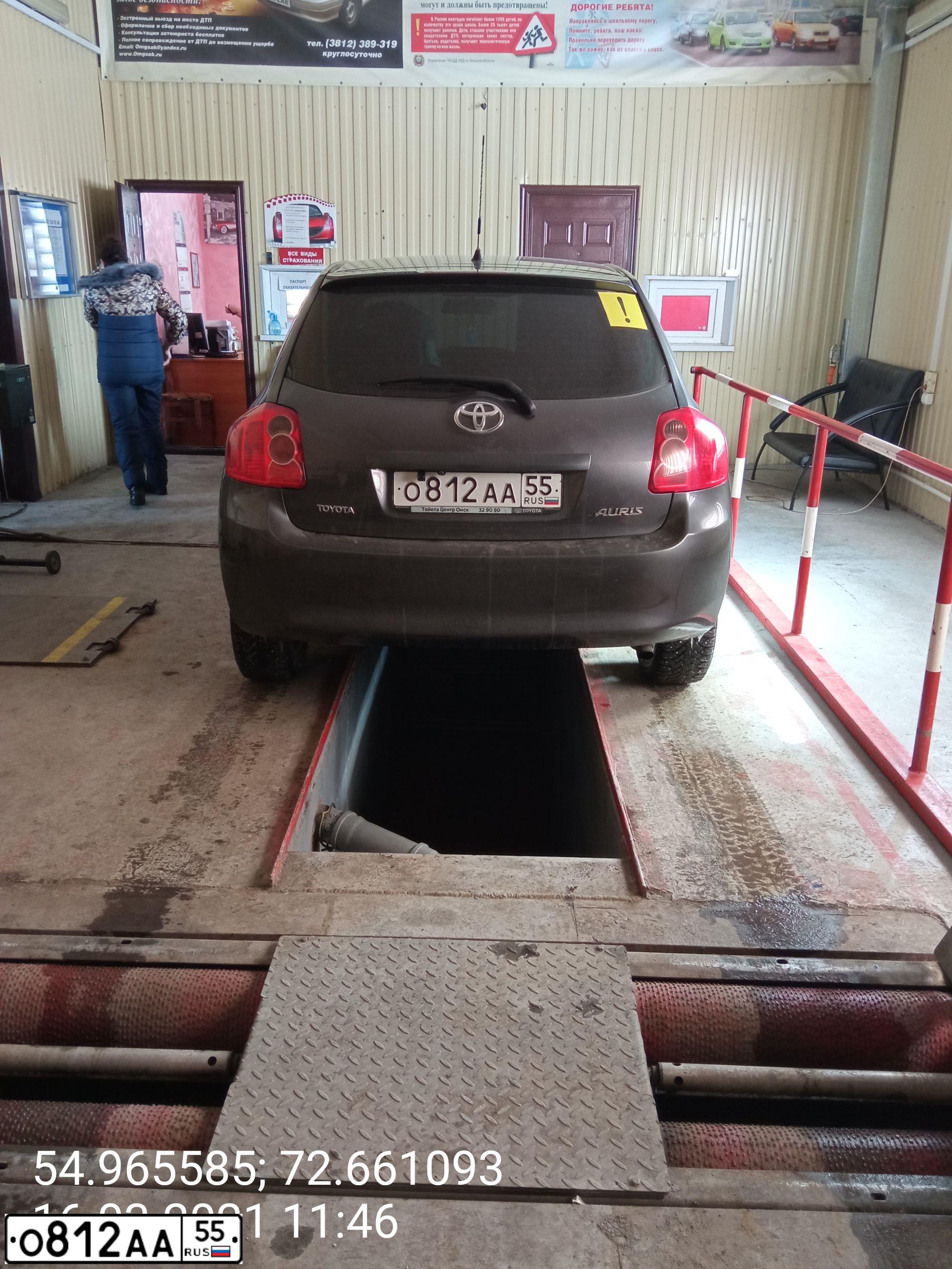 Фото автомобиля TOYOTA AURIS, 2008 — госномер О812АА55. Цвет: СЕРЫЙ