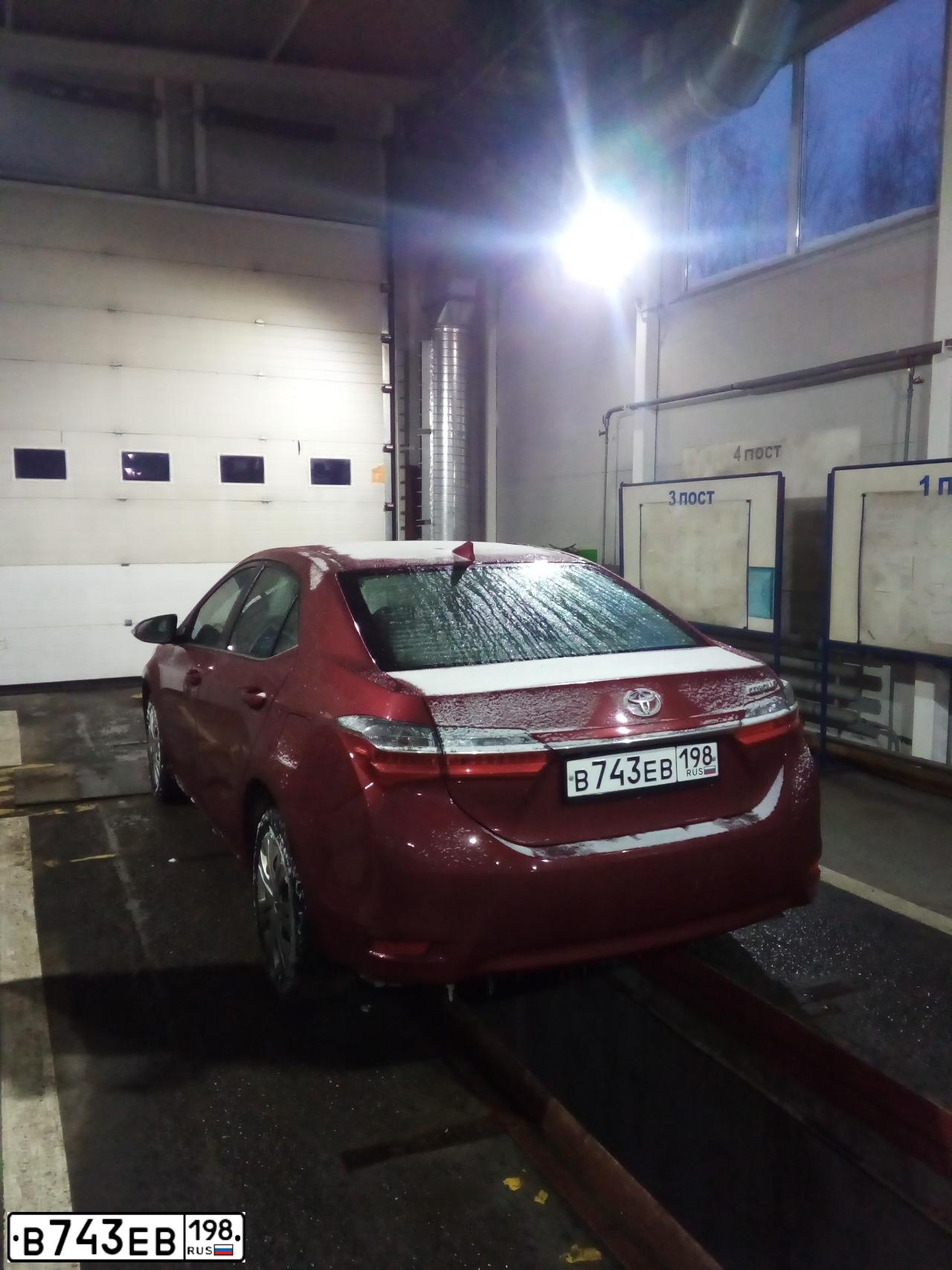 Фото автомобиля TOYOTA COROLLA, 2018 — госномер В743ЕВ198. Цвет: КРАСНЫЙ