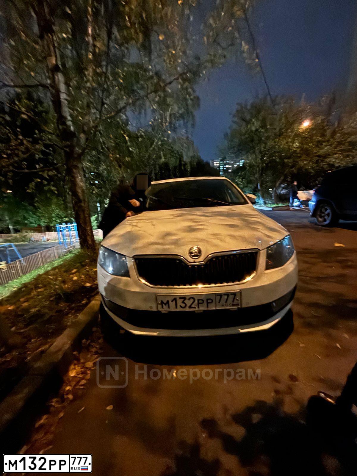 Фото автомобиля SKODA OCTAVIA, 2016 — госномер М132РР777. Цвет: Белый