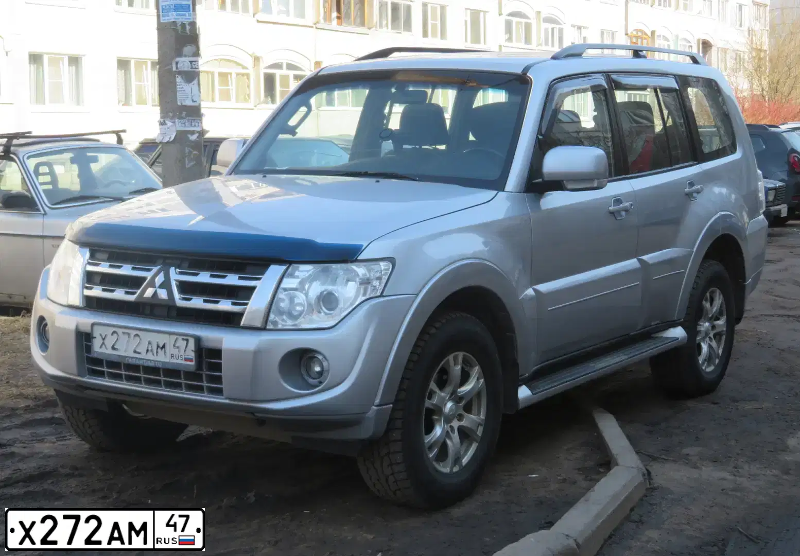 Фото автомобиля MITSUBISHI PAJERO, 2012 — госномер Х272АМ47. Цвет: СЕРЕБРИСТЫЙ