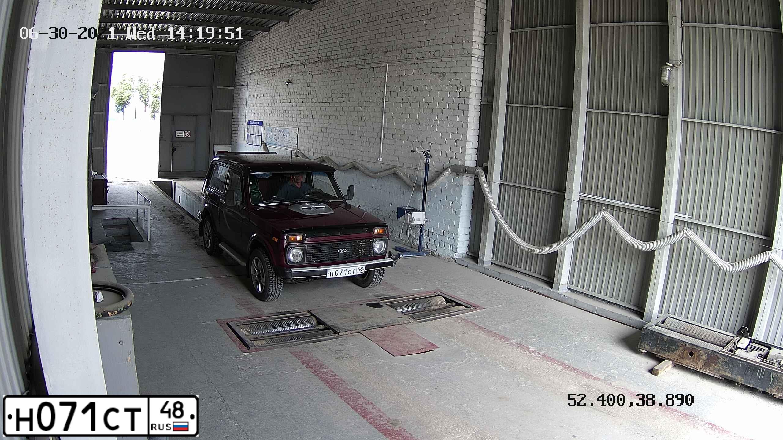 Фото автомобиля LADA 2121 NIVA, 2002 — госномер С243АТ48. Цвет: ТЕМНО-БОРДОВЫЙ